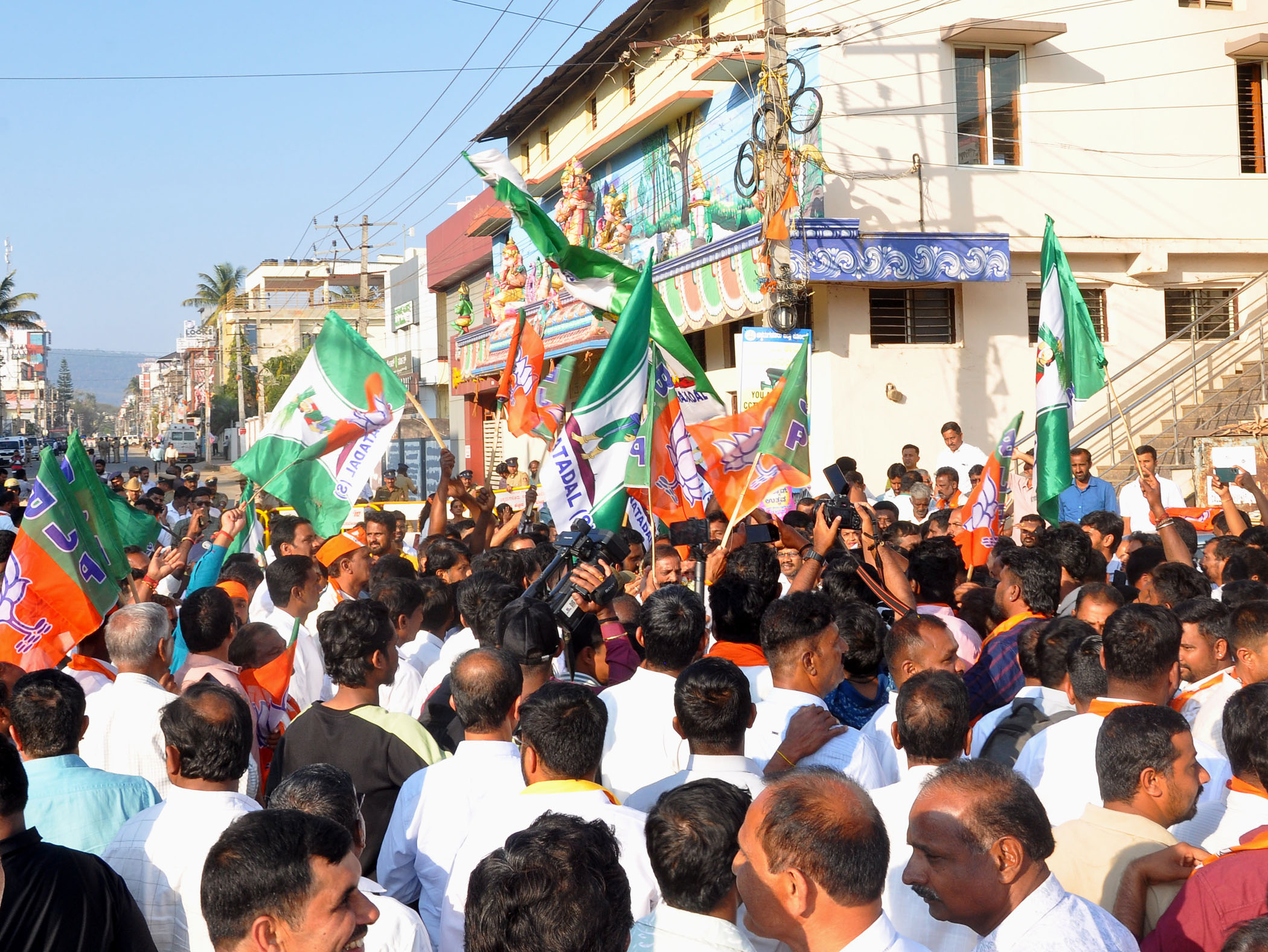 ಚಿಕ್ಕಮಗಳೂರು ಜಿಲ್ಲಾ ಸಹಕಾರ ಕೇಂದ್ರ ಬ್ಯಾಂಕ್ ಚುನಾವಣೆಯಲ್ಲಿ ಗೆಲುವು ಸಾಧಿಸಿದ ನಂತರ ಬಿಜೆಪಿ ಮತ್ತು ಜೆಡಿಎಸ್ ಕಾರ್ಯಕರ್ತರು ಸಂಭ್ರಮಾಚರಣೆ ಮಾಡಿದರು