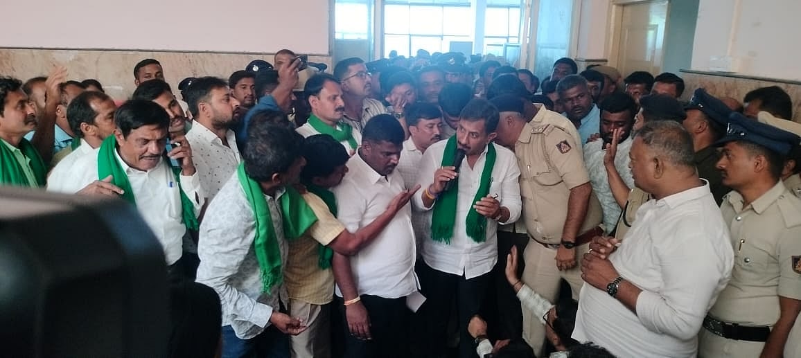 ರಾಮನಗರ: ಟೌನ್ ಶಿಪ್ ಯೋಜನೆಗೆ ಭೂ ಸ್ವಾಧೀನಕ್ಕೆ ರೈತರ ವಿರೋಧ, ಪ್ರತಿಭಟನೆ