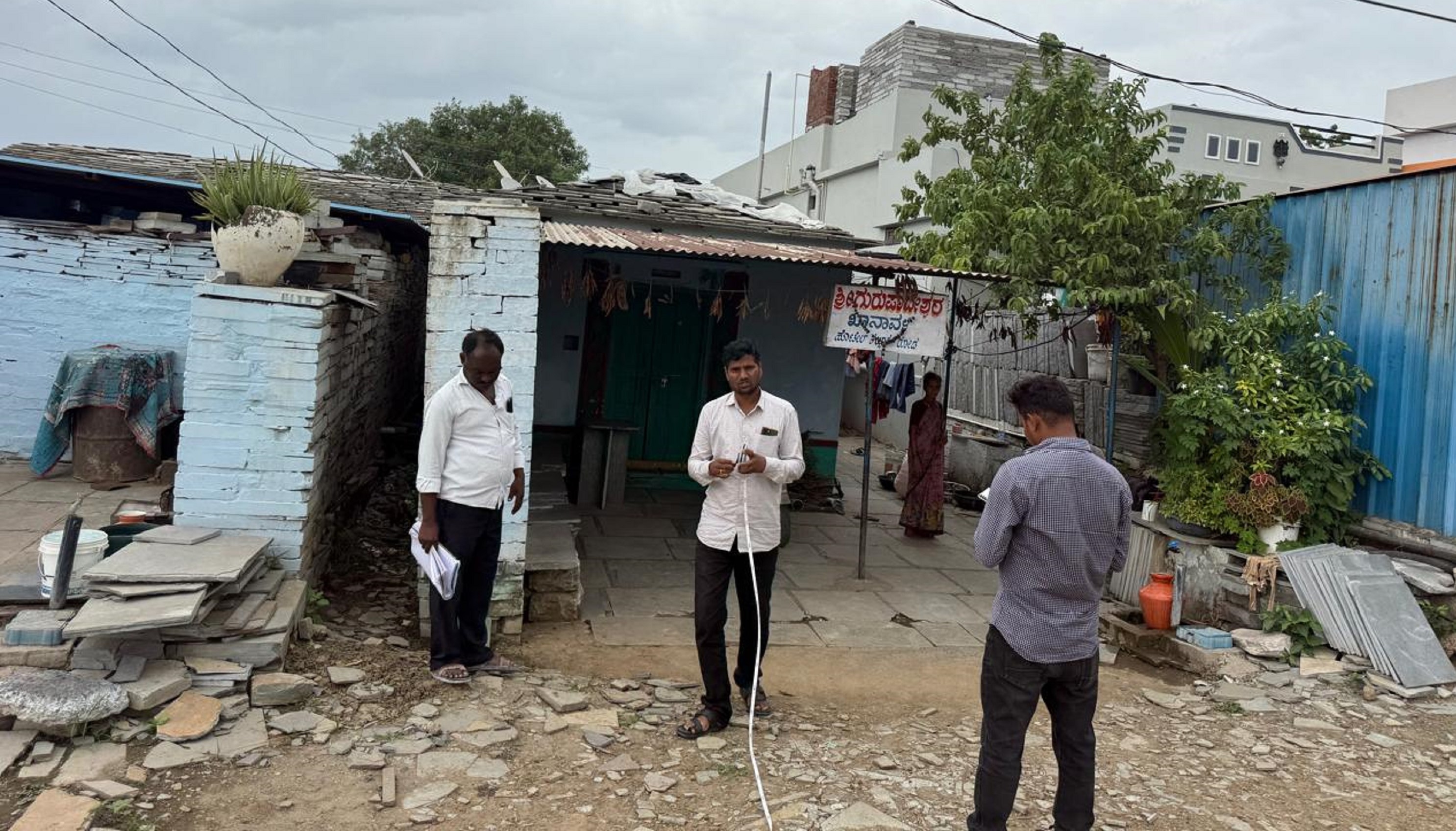 ಚಿಂಚೋಳಿ ತಾಲ್ಲೂಕು ಕಲ್ಲೂರು ಗ್ರಾಮದಲ್ಲಿ ಹೆದ್ದಾರಿ ವಿಸ್ತರಣೆಗೆ ಅಗತ್ಯವಾದ ಜಾಗದ ಅಳತೆ ಮಾಡುತ್ತಿರುವುದು