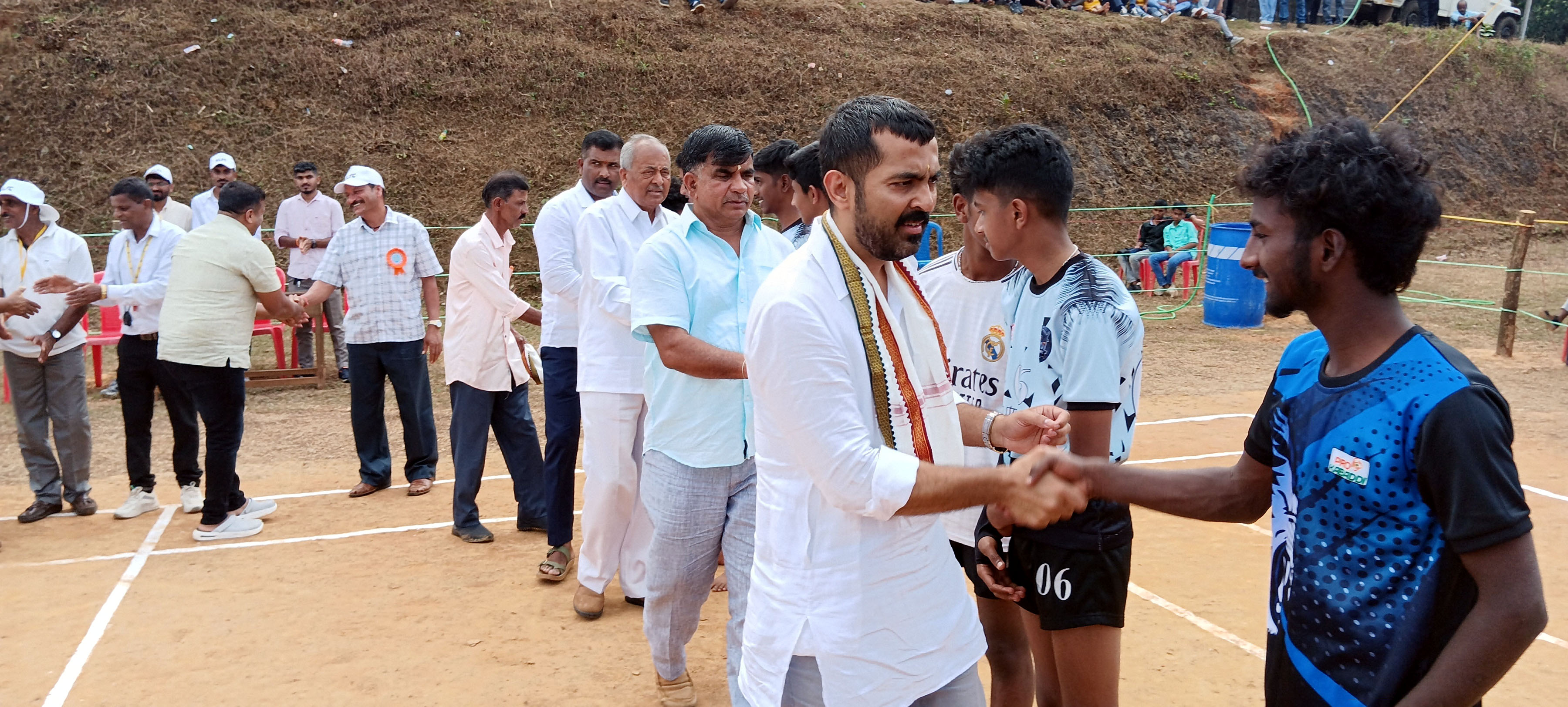 ಸೋಮವಾರಪೇಟೆ ತಾಲ್ಲೂಕಿನ ಶಾಂತಳ್ಳಿ  ಕುಮಾರಲಿಂಗೇಶ್ವರ ಜಾತ್ರೋತ್ಸವದ ಅಂಗವಾಗಿ ನಡೆದ ಗ್ರಾಮೀಣ ಕ್ರೀಡಾಕೂಟಕ್ಕೆ ಶಾಸಕ ಡಾ.ಮಂತರ್ ಗೌಡ ಚಾಲನೆ ನೀಡಿದರು. ಮೇದಪ್ಪ ತಮ್ಮಣಿ ಗಿರೀಶ್ ಅರುಣ್ ಬಿದ್ದಪ್ಪ ಇದ್ದರು