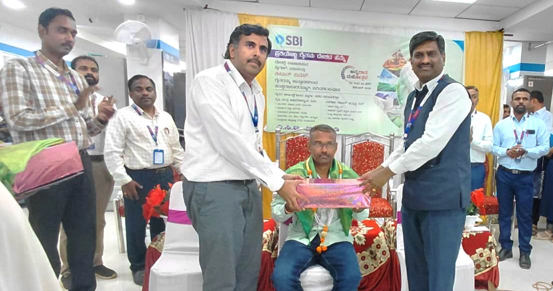 ಜಮಖಂಡಿ: ಇಲ್ಲಿನ ಕುಡಚಿ ರಸ್ತೆಯಲ್ಲಿರುವ ಸ್ಟೇಟ್ ಬ್ಯಾಂಕ್ ಆಪ್ ಇಂಡಿಯಾ ಬ್ಯಾಂಕಿನ ಕೃಷಿ ವಾಣಿಜ್ಯ ಶಾಖೆಯಲ್ಲಿ ಇತ್ತೀಚೆಗೆ ಹಮ್ಮಿಕೊಂಡಿದ್ದ ರಾಷ್ಟ್ರೀಯ ರೈತ ದಿನಾಚರಣೆ ಕಾರ್ಯಕ್ರಮದಲ್ಲಿ ಸಾಧನೆ ಮಾಡಿದ ರೈತರಿಗೆ ಸನ್ಮಾನಿಸಿದರು.