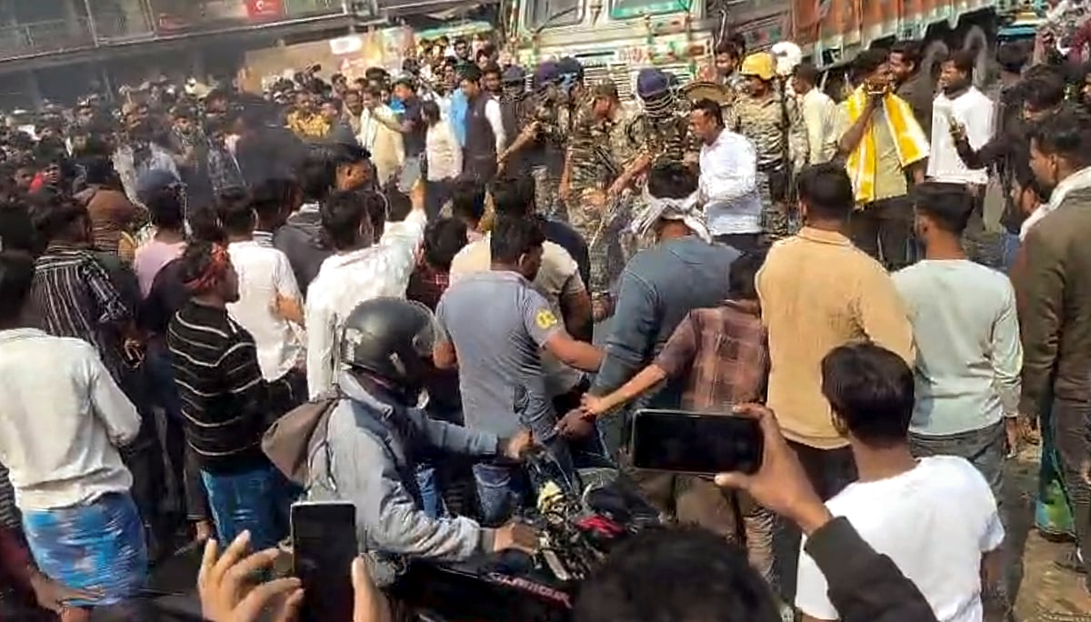 ಮುರ್ಶಿದಾಬಾದ್‌ ಮತ್ತೆ ಅಶಾಂತ: ಹೆದ್ದಾರಿ, ರೈಲು ತಡೆದು ಪ್ರತಿಭಟನಕಾರರ ಆಕ್ರೋಶ