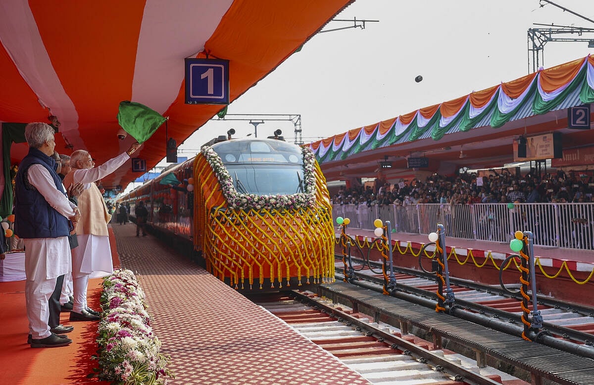 ಭಾರತದ ಮೊದಲ 'ವಂದೇ ಭಾರತ್ ಸ್ಲೀಪರ್ ರೈಲಿ'ಗೆ ಪ್ರಧಾನಿ ಮೋದಿ ಹಸಿರು ನಿಶಾನೆ
