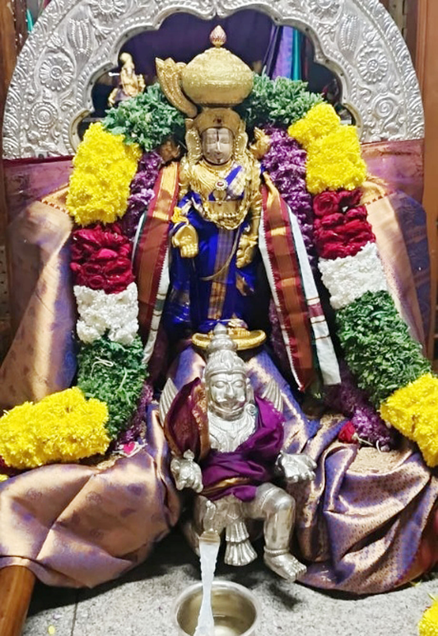 ಸ್ವಾಮಿಯ ಗರುಡೋತ್ಸವದ ಉತ್ಸವ ಮೂರ್ತಿಯನ್ನು ವಿವಿಧ ಪುಷ್ಪಗಳಿಂದ ಅಲಂಕರಿಸಲಾಗಿತ್ತು