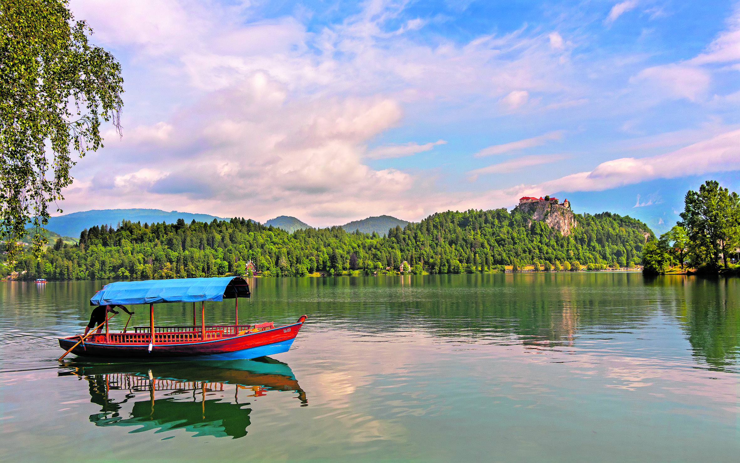 ಸರೋವರದ ಅಂಚಿನಲ್ಲೇ ಬೆಟ್ಟದ ಮೇಲಿದೆ ಕೋಟೆ