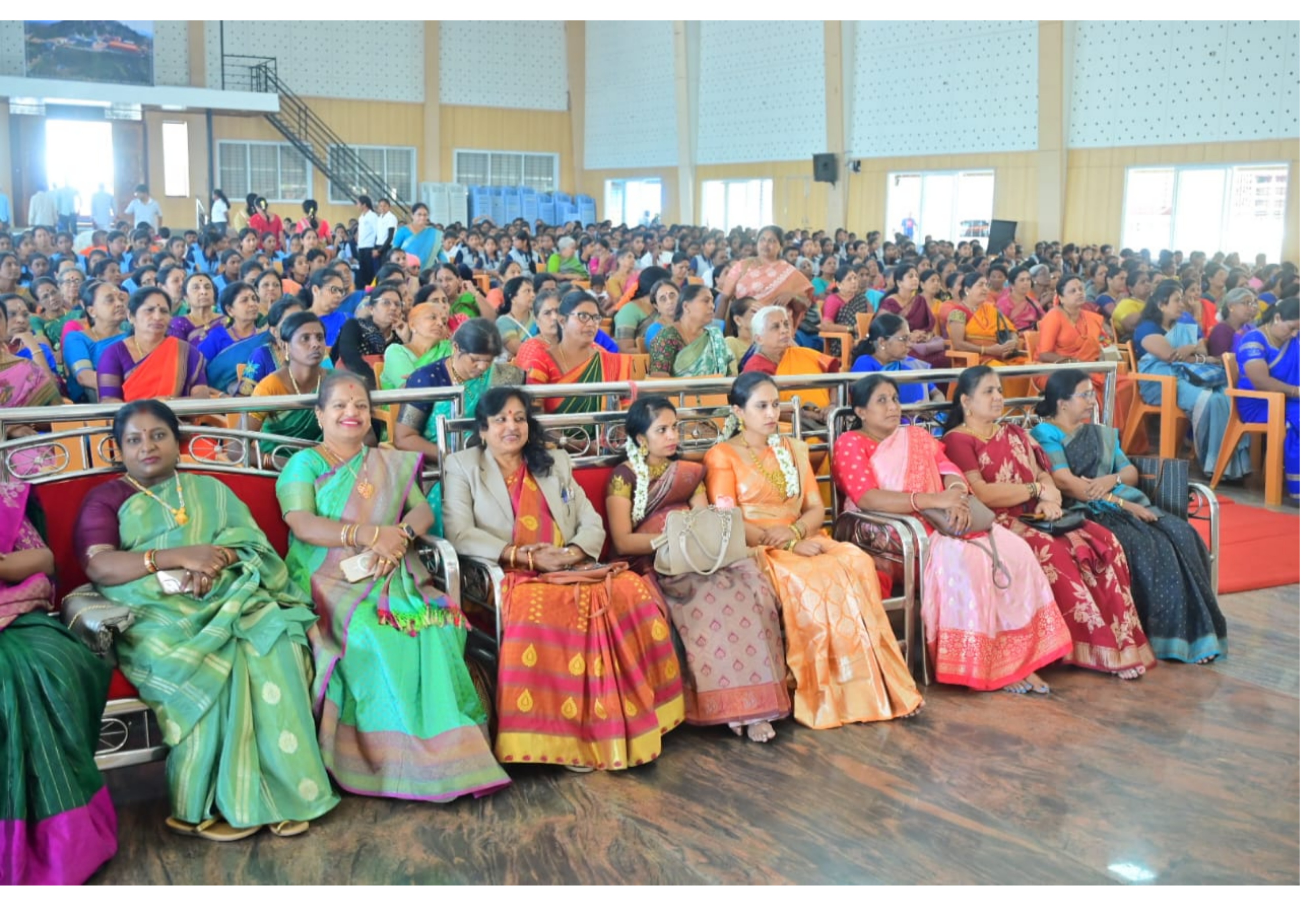 ನಾಗಮಂಗಲ ತಾಲ್ಲೂಕಿನ ಶ್ರೀ ಕ್ಷೇತ್ರ ಆದಿಚುಂಚನಗಿರಿ ಕ್ಷೇತ್ರದಲ್ಲಿ ಭೈರವೈಕ್ಯ ಬಾಲಗಂಗಾಧರನಾಥ ಸ್ವಾಮೀಜಿಯವರ ೮೧ ನೇ ಜಯಂತ್ಯುತ್ಸವ ಹಾಗೂ ೧೩ ನೇ ವರ್ಷದ ಸಂಸ್ಮರಣಾ ಮಹೋತ್ಸವದ ಅಂಗವಾಗಿ ಬಿಜಿಎಸ್ ಸಭಾ ಮಂಟಪದಲ್ಲಿ ಶನಿವಾರ ಆಯೋಜಿಸಿದ್ದ ರಾಜ್ಯಮಟ್ಟದ ಚುಂಚಾದ್ರಿ ಮಹಿಳಾ ಸಮಾವೇಶದಲ್ಲಿ ರಾಜ್ಯದ ವಿವಿಧ ಭಾಗಗಳಿಂದ ಆಗಮಿಸಿದ್ದ ಮಹಿಳೆಯರು.