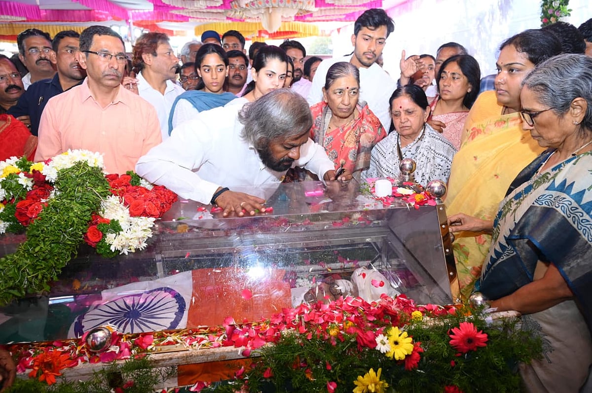 ಬೀದರ್: ಚಿರನಿದ್ರೆಗೆ ಜಾರಿದ ಭೀಮಣ್ಣ ಖಂಡ್ರೆ, ಪತ್ನಿ ಸಮಾಧಿ ಬಳಿಯೇ ಅಂತ್ಯಸಂಸ್ಕಾರ