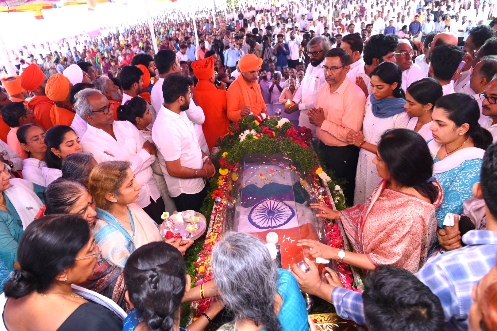 ಸಚಿವ ಈಶ್ವರ ಬಿ. ಖಂಡ್ರೆ ಸೇರಿದಂತೆ ಕುಟುಂಬ ಸದಸ್ಯರು ಭೀಮಣ್ಣ ಖಂಡ್ರೆ ಅವರ ಪಾರ್ಥೀವ ಶರೀರಕ್ಕೆ ಆರತಿ ಬೆಳಗಿದರು