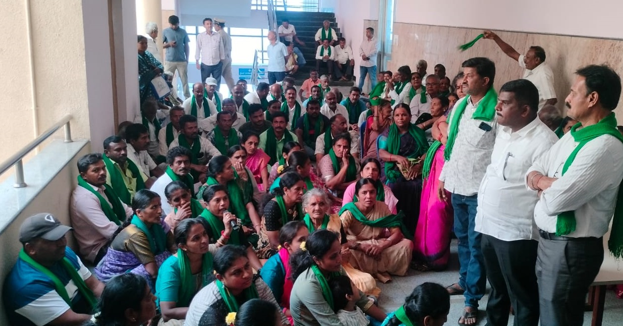 ಜಿಬಿಡಿಎ ಕಚೇರಿ ಆವರಣದಲ್ಲಿ ಕುಳಿತು ಪ್ರತಿಭಟನೆ ನಡೆಸಿದ ರೈತರು