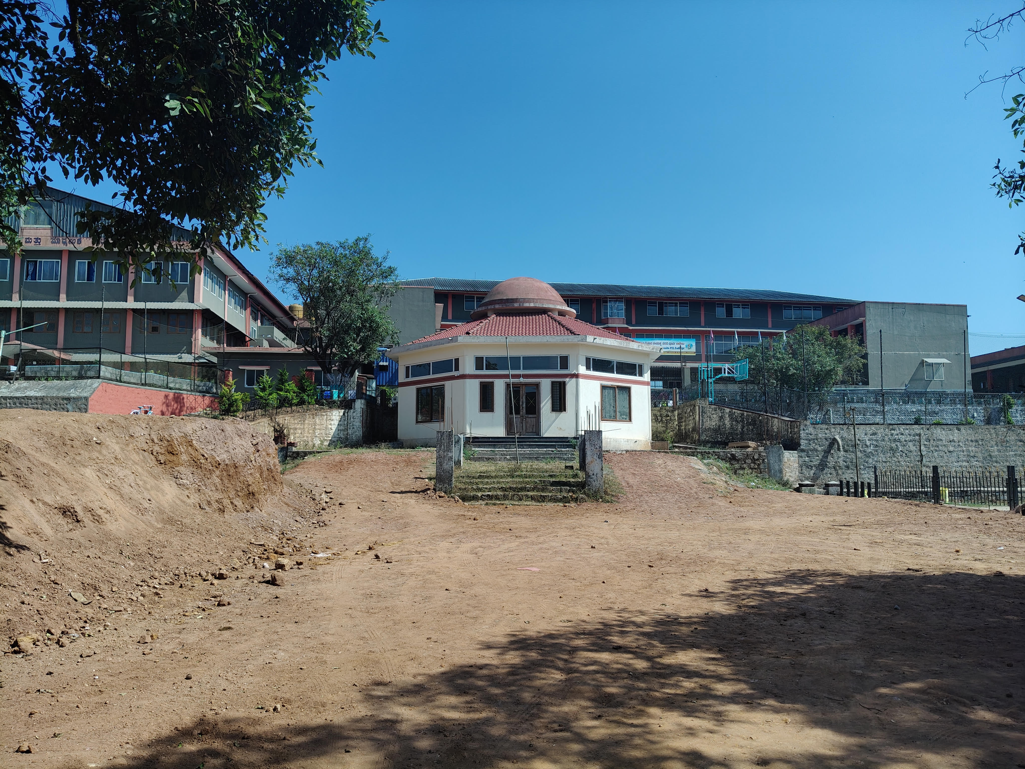 ಮಡಿಕೇರಿಯಲ್ಲಿ ಮಹಾತ್ಮ ಗಾಂಧೀಜಿ ಅವರ ಚಿತಾಭಸ್ಮವಿರಿಸಲು ನಿರ್ಮಿಸಲಾಗುತ್ತಿರುವ ಗಾಂಧಿ ಸ್ಮಾರಕ