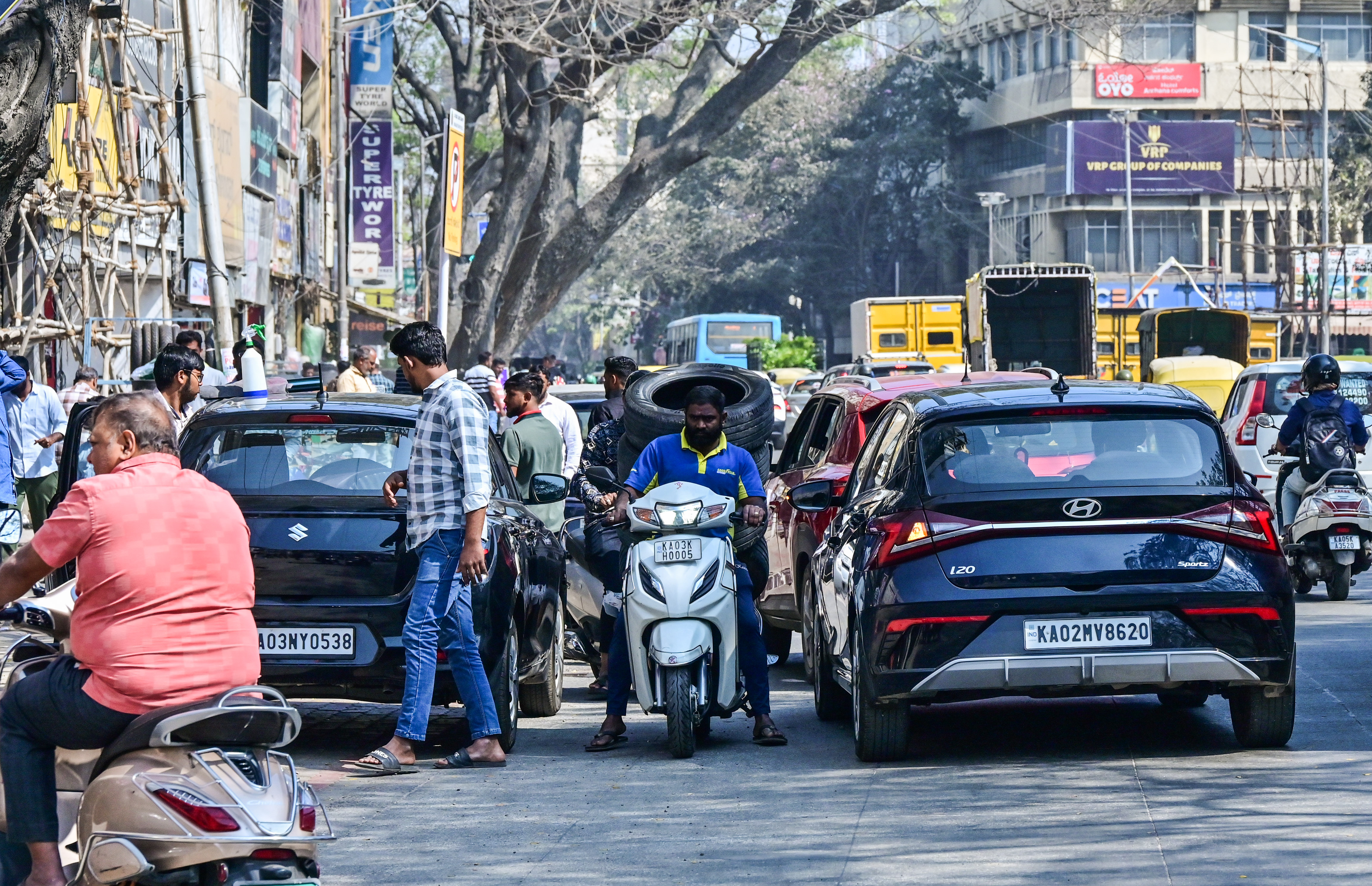 ಜೆ.ಸಿ.ರಸ್ತೆಯಲ್ಲಿ ಬಿಡಿ ಭಾಗಗಳನ್ನು ಅಳವಡಿಸಿಕೊಳ್ಳಲು ನಿಂತಿರುವ ಕಾರುಗಳು