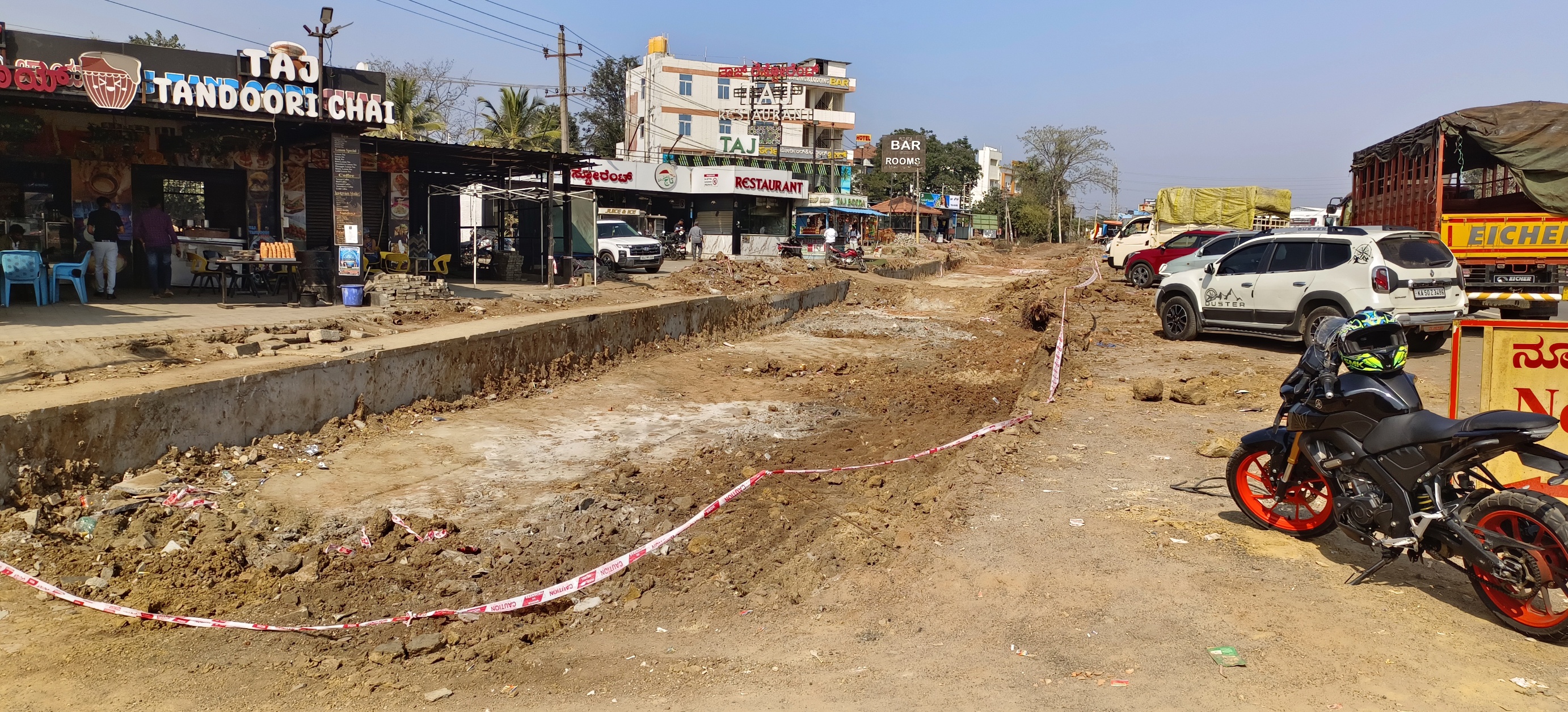 ಜಾನ್ಸನ್ ಬಳಿ ಸರ್ವೆಸ್ ರಸ್ತೆ ಕಾಮಗಾರಿ ನಡೆಯುತ್ತಿರುವುದು