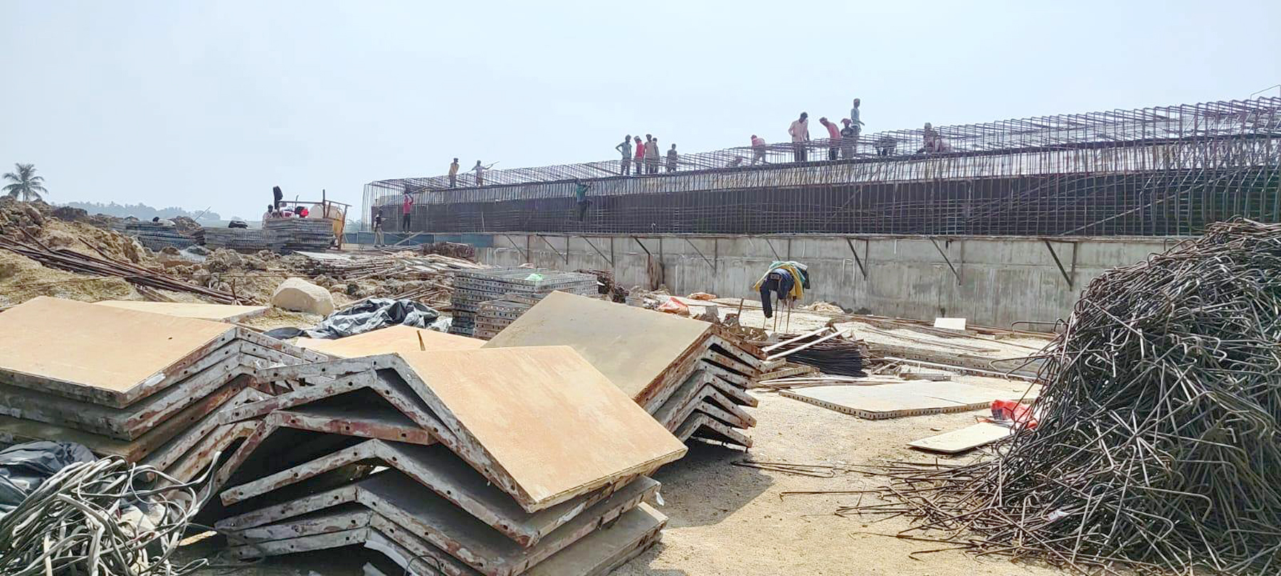 ಸಿಂಧನೂರು ತಾಲ್ಲೂಕಿನ ಜವಳಗೇರಾ ಗ್ರಾಮದಲ್ಲಿ ರೈಲ್ವೆ ಮಾರ್ಗ ನಿರ್ಮಾಣ ಕಾಮಗಾರಿ ನಡೆಯುತ್ತಿರುವುದು