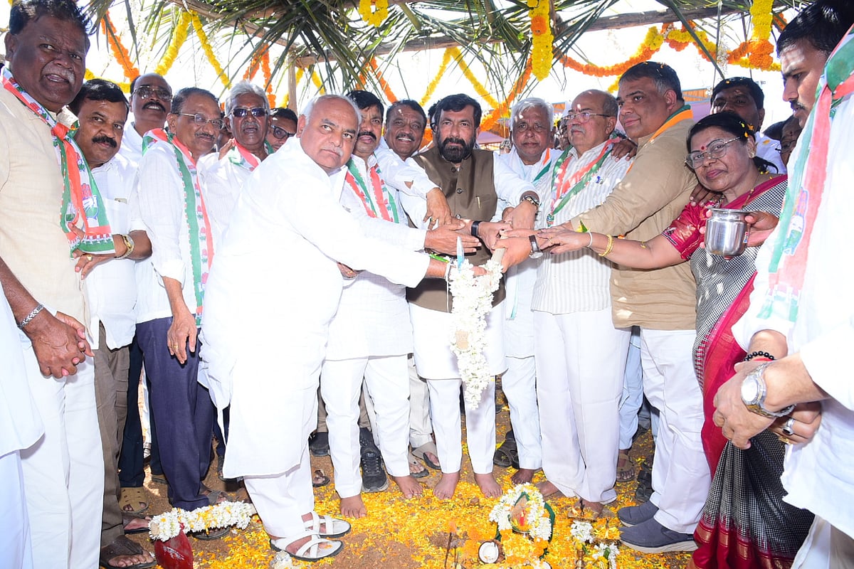 ಹಾವೇರಿ: ಬಿಜೆಪಿ ಕಚೇರಿ ಎದುರು ಕಾಂಗ್ರೆಸ್ ಕಟ್ಟಡ ನಿರ್ಮಾಣಕ್ಕೆ ಗುದ್ದಲಿ ಪೂಜೆ