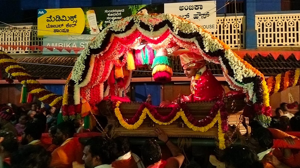 ಉಡುಪಿ: ಆದ್ದೂರಿ ಪರ್ಯಾಯ ಮೆರವಣಿಗೆ; ಸಾವಿರಾರು ಮಂದಿ ಭಕ್ತರು ಭಾಗಿ