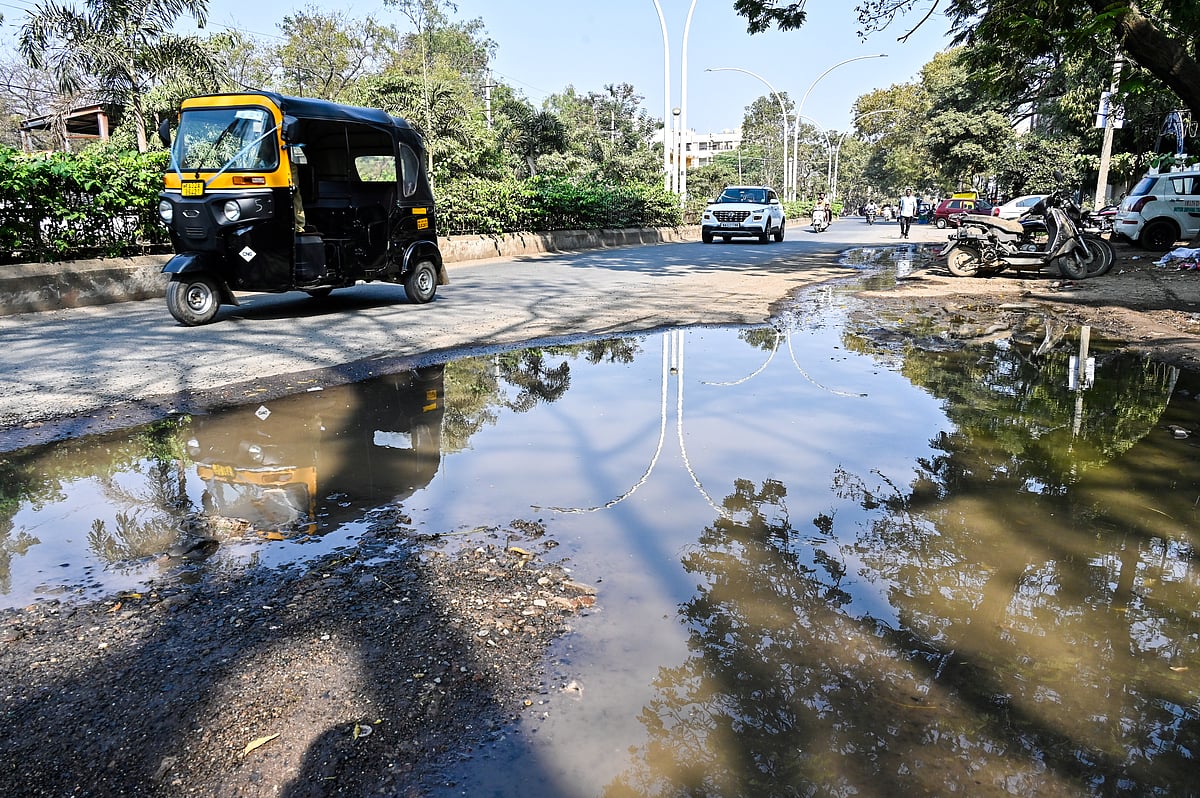 ಚರಂಡಿ ನೀರಿನ ದುರ್ನಾತಕ್ಕೆ ಸವಾರರು ಹೈರಾಣ: ಹೆಸರಿಗೆ 50 ಅಡಿ; ಬಳಕೆಗೆ ಐದಡಿ ದಾರಿ