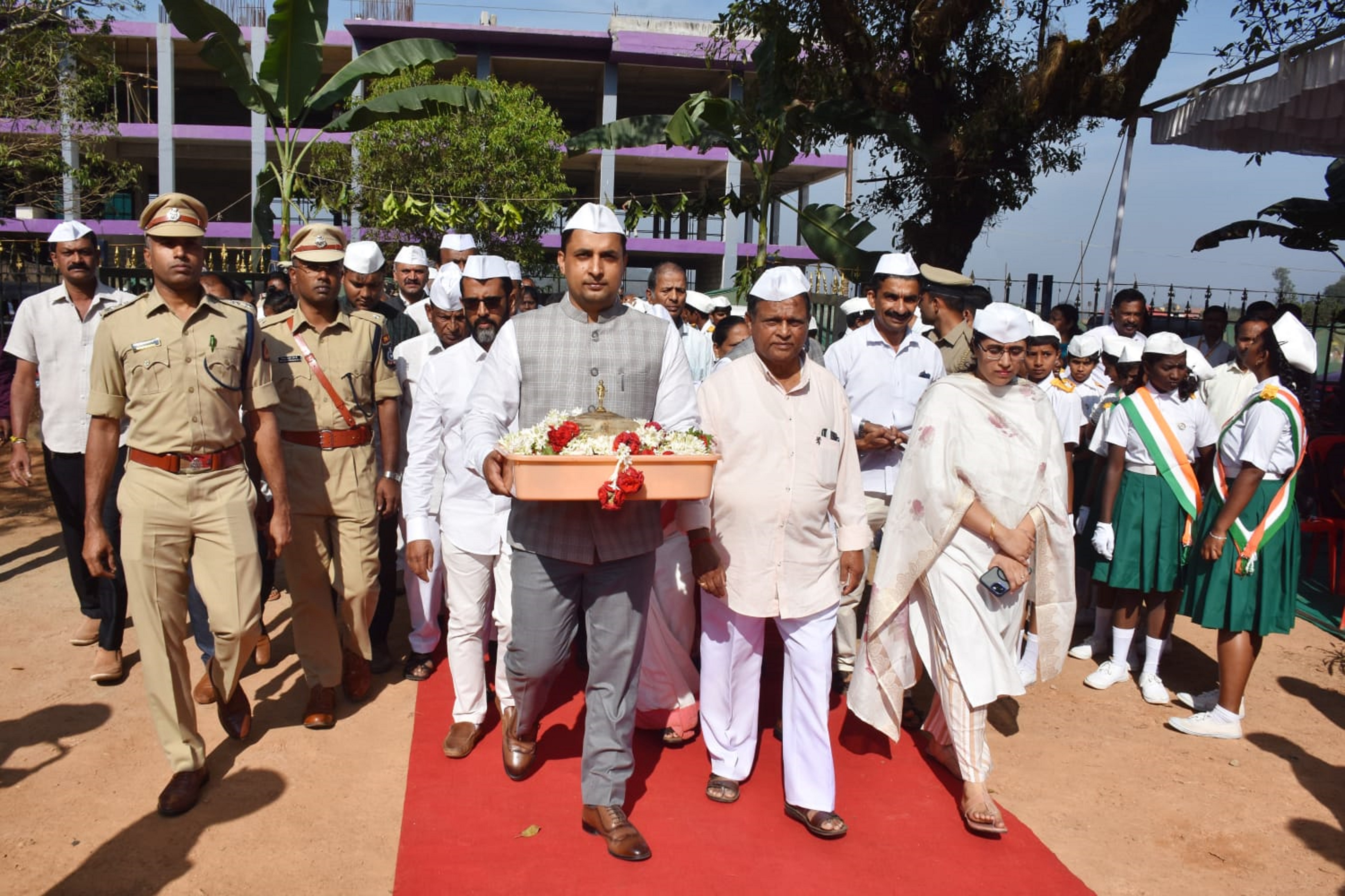 ಕಳೆದ ವರ್ಷ 2025ರ ಜನವರಿ 30ರಂದು ನಡೆದ ಸರ್ವೋದಯ ದಿನಾಚರಣೆಯಲ್ಲಿ ಕೊಡಗು ಜಿಲ್ಲಾಧಿಕಾರಿಯಾಗಿದ್ದ ವೆಂಕಟ್ ರಾಜಾ ಅವರು ಮಹಾತ್ಮ ಗಾಂಧೀಜಿ ಅವರ ಚಿತಾಭಸ್ಮವನ್ನು ಹಿಡಿದು ಮೆರವಣಿಗೆಯಲ್ಲಿ ಹೆಜ್ಜೆ ಹಾಕಿದ್ದರು