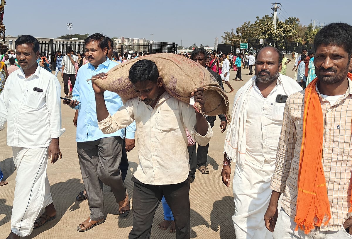 ಕೊಪ್ಪಳ: 50 ಕೆ.ಜಿ. ಅಕ್ಕಿಚೀಲ ಹೊತ್ತು ಪಾದಯಾತ್ರೆ!