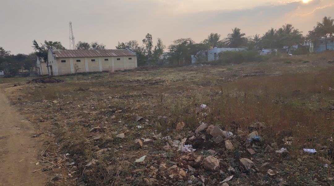 ದುರಸ್ತಿ ತಲುಪಿದ ಎಪಿಎಂಸಿ ಗೋದಾಮಿನ ಹೊರನೋಟ