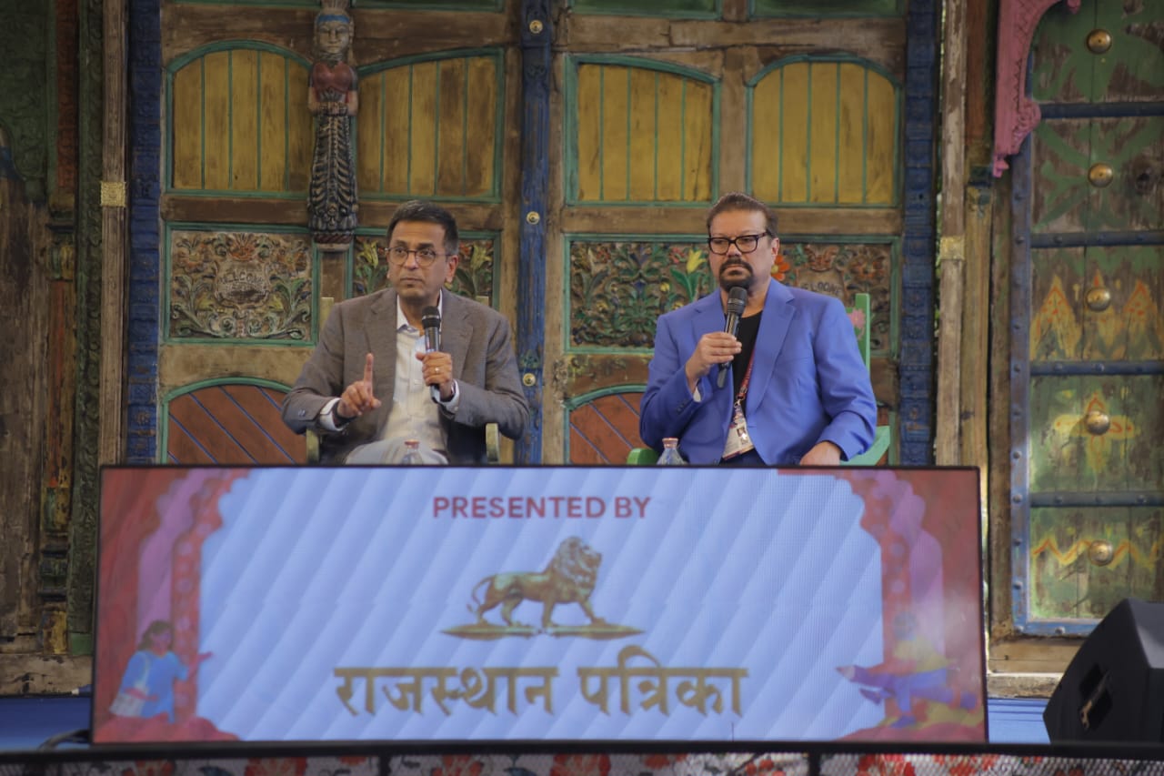 ಜೈಪುರ ಸಾಹಿತ್ಯ ಉತ್ಸವದಲ್ಲಿ ಸುಪ್ರೀಂ ಕೋರ್ಟ್ ನ ನಿವೃತ್ತ ಮುಖ್ಯ ನ್ಯಾಯಮೂರ್ತಿ ಡಿ.ವೈ.ಚಂದ್ರಚೂಡ್ ಅವರೊಂದಿಗೆ ಪತ್ರಕರ್ತ ವೀರ್ ಸಾಂಘ್ವಿ ಸಂವಾದ ನಡೆಸಿದರು