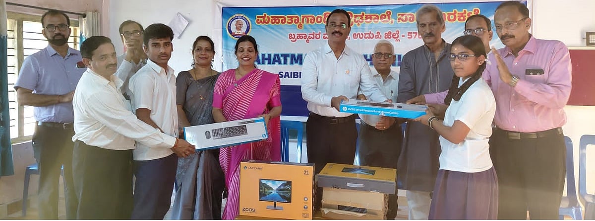 ಬ್ರಹ್ಮಾವರ: ಲಯನ್ಸ್ ಕ್ಲಬ್ ವತಿಯಿಂದ ಸಾಹೇಬರಕಟ್ಟೆ ಶಾಲೆಗೆ ಕಂಪ್ಯೂಟರ್‌ ಕೊಡುಗೆ