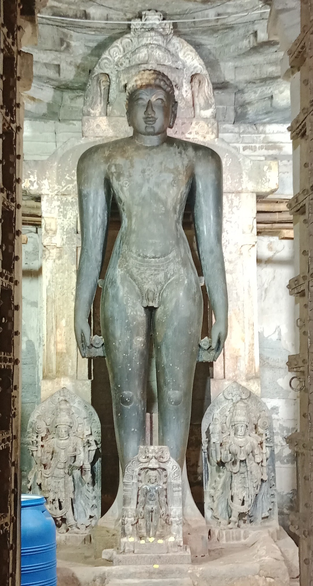 ಹಳೇಬೀಡಿನ ಬಸ್ತಿಹಳ್ಳಿಯ ಜಿನ ಮಂದಿರದಲ್ಲಿರುವ ಶಾಂತಿನಾಥ ತೀರ್ಥಂಕರರ ಮೂರ್ತಿ.