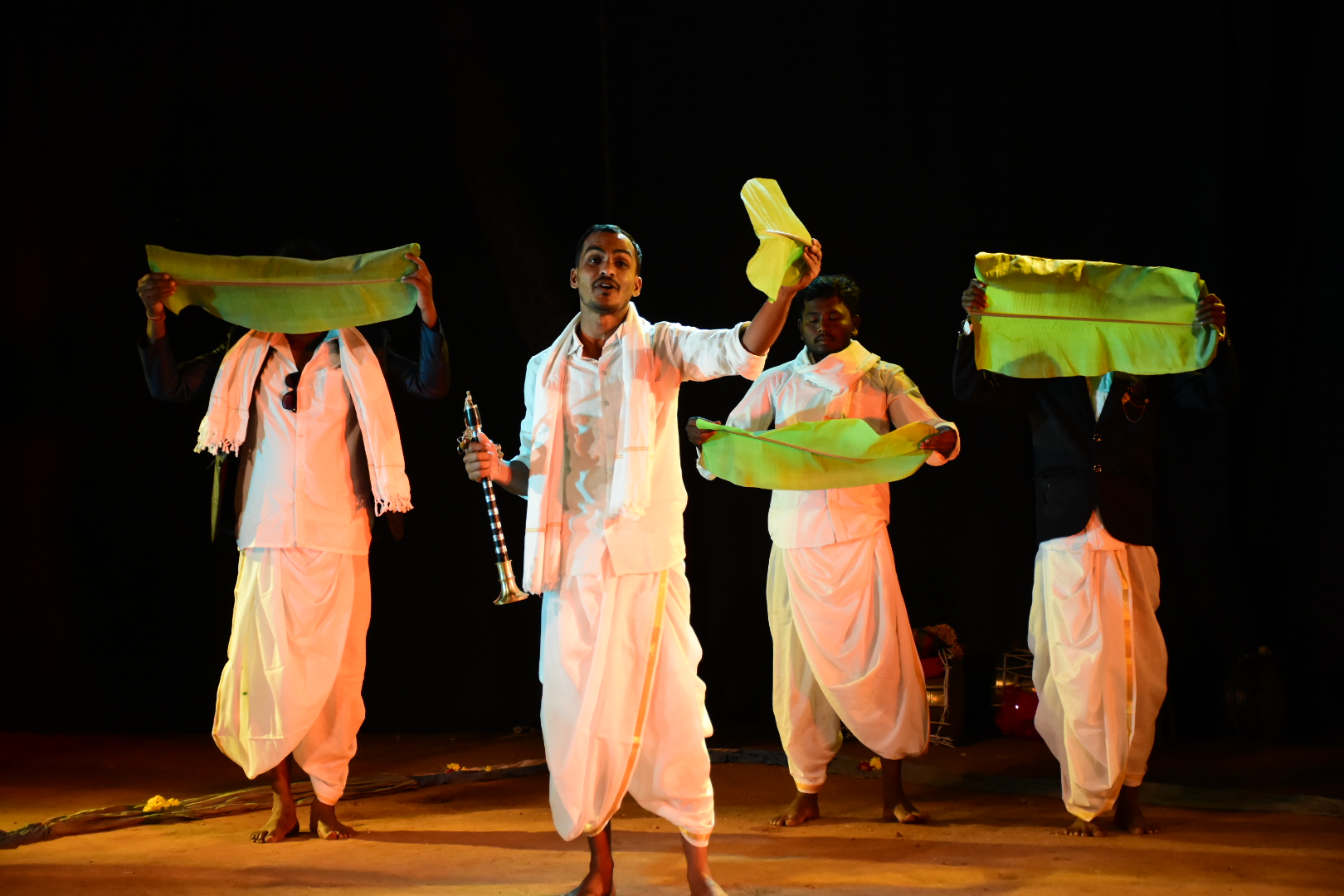 ವನರಂಗದಲ್ಲಿ ತುಮಕೂರಿನ ಜಿಗುರು ಪ್ರದರ್ಶಕ ಕಲೆಗಳ ಕೇಂದ್ರದ ಕಲಾವಿದರು ‘ರುಮು ರುಮು ರುಮು’ ನಾಟಕ ‍ಪ್ರಸ್ತುತಪಡಿಸಿದರು. 