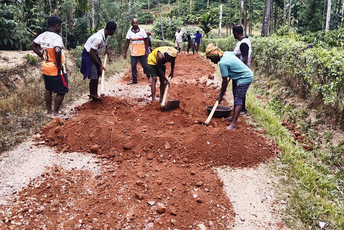 ಗುಂಡಿ ಬಿದ್ದ ರಸ್ತೆಗೆ ಮಣ್ಣು ಹಾಕಿದ ಗ್ರಾಮಸ್ಥರು: ಶಾಶ್ವತ ದುರಸ್ತಿಗೆ ಒತ್ತಾಯ