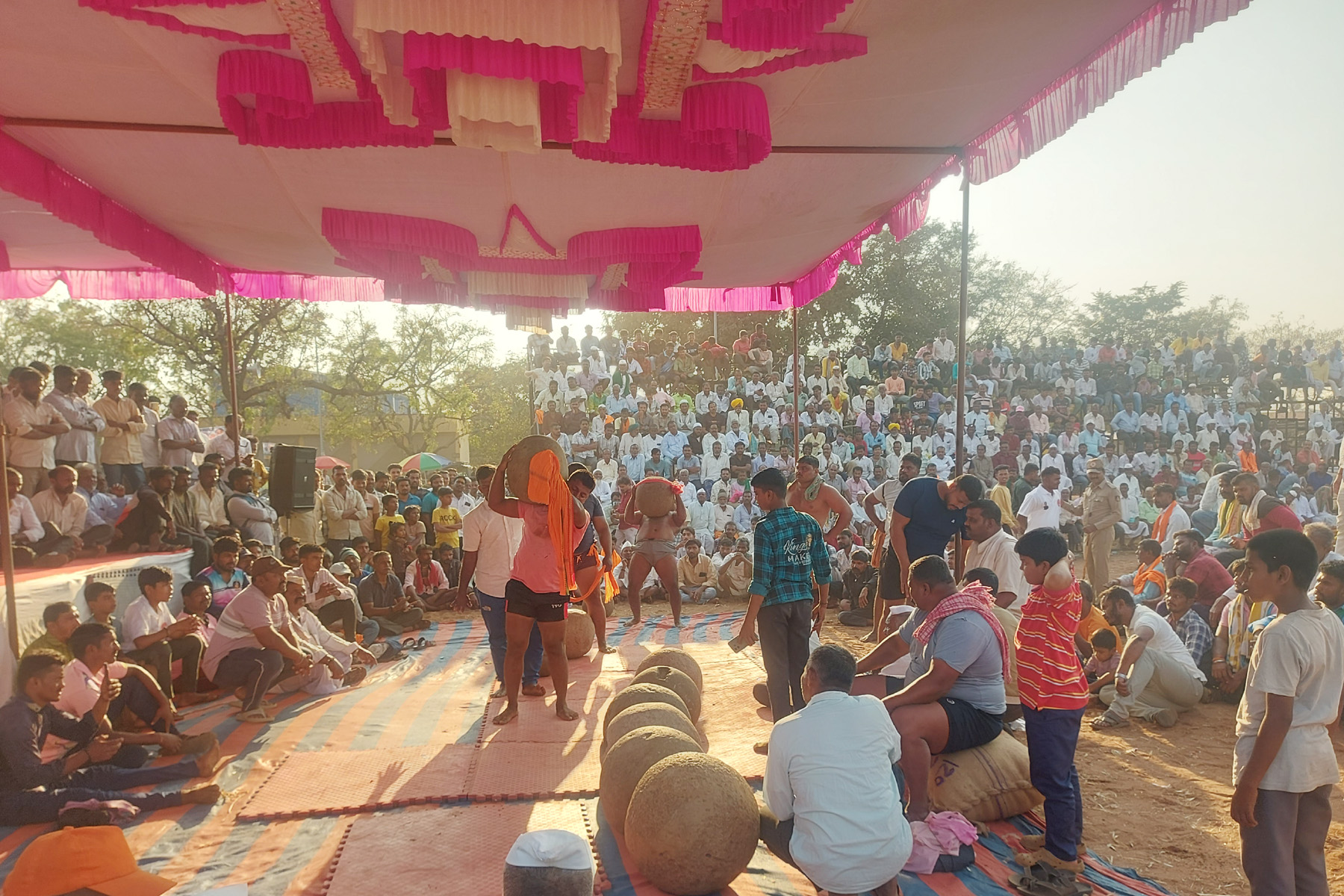 ಚಾಲುಕ್ಯ ಉತ್ಸವದ ಅಂಗವಾಗಿ ಗುಂಡು ಎತ್ತುವ ಸ್ಪರ್ಧೆಯಲ್ಲಿ ಪ್ರೇಕ್ಷಕರು ಕೇಕೆ ಚಪ್ಪಾಳೆ ಹಾಕಿ ಕ್ರೀಡಾಪಟುಗಳನ್ನು ಪ್ರೋತ್ಸಾಹಿಸಿದರು