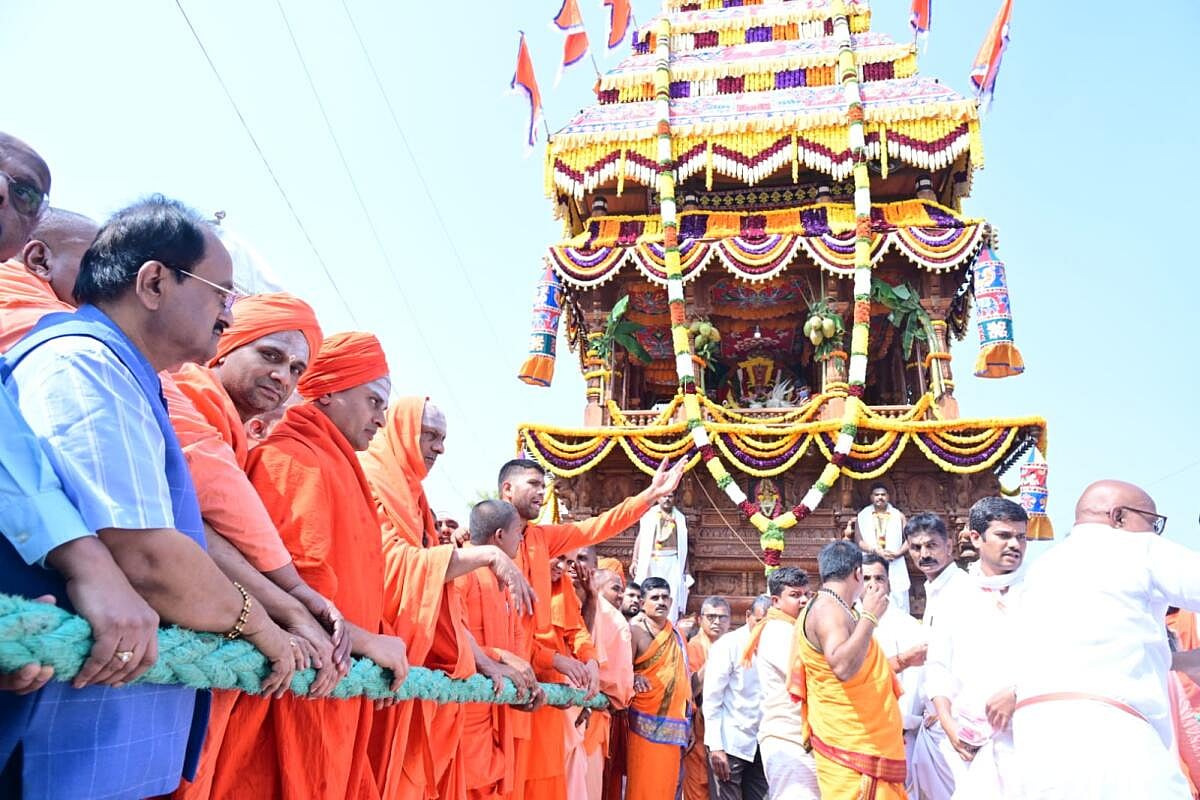ಸುತ್ತೂರು | ಶಿವರಾತ್ರೀಶ್ವರರ ರಥೋತ್ಸವಕ್ಕೆ ಹರಿದುಬಂದ ಭಕ್ತಗಣ