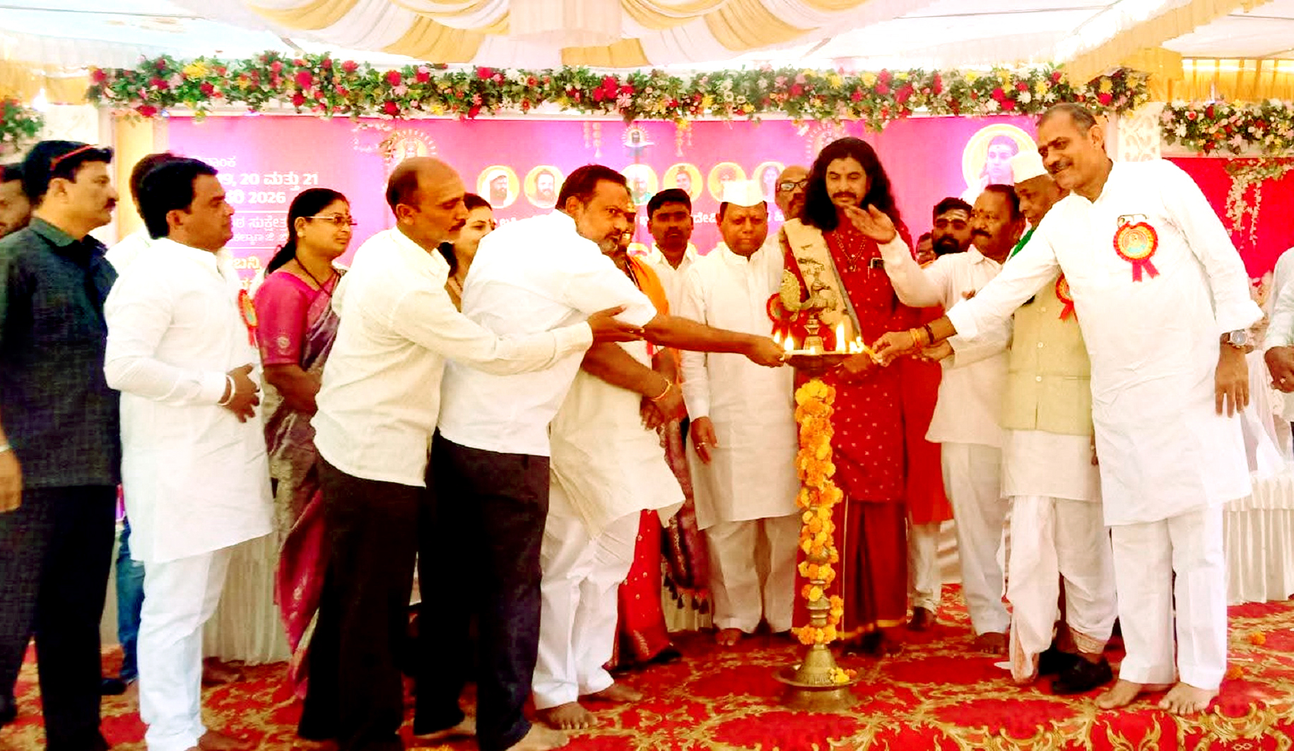 ಬಸವಕಲ್ಯಾಣ ತಾಲ್ಲೂಕಿನ ನಿರ್ಗುಡಿಯಲ್ಲಿ ಭಾನುವಾರ ನಡೆದ ಜಾತ್ರೆಯ ಉದ್ಘಾಟನೆಯಲ್ಲಿ ಮಾತೆ ಭಾಗ್ಯವಂತಿದೇವಿ ದಾದಾ ಮಹಾರಾಜ ಬಾಬು ಹೊನ್ನಾನಾಯಕ ಇದ್ದರು 