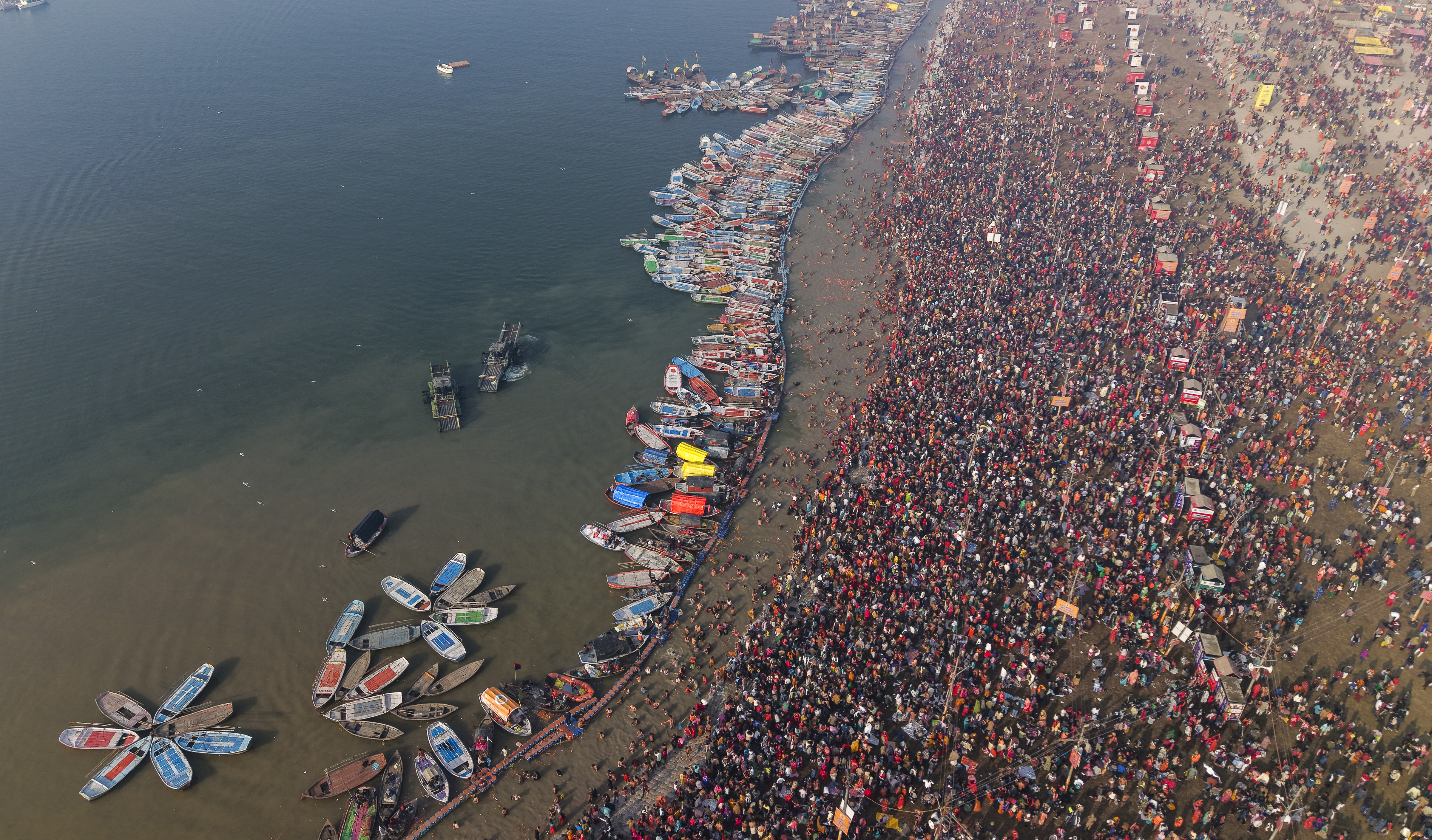 ಪ್ರಯಾಗ್‌ರಾಜ್‌ನ ತ್ರಿವೇಣಿ ಸಂಗಮದಲ್ಲಿ ಭಕ್ತರು ಭಾನುವಾರ ಪವಿತ್ರ ಸ್ನಾನ ಮಾಡಿದರು – ಪಿಟಿಐ ಚಿತ್ರ