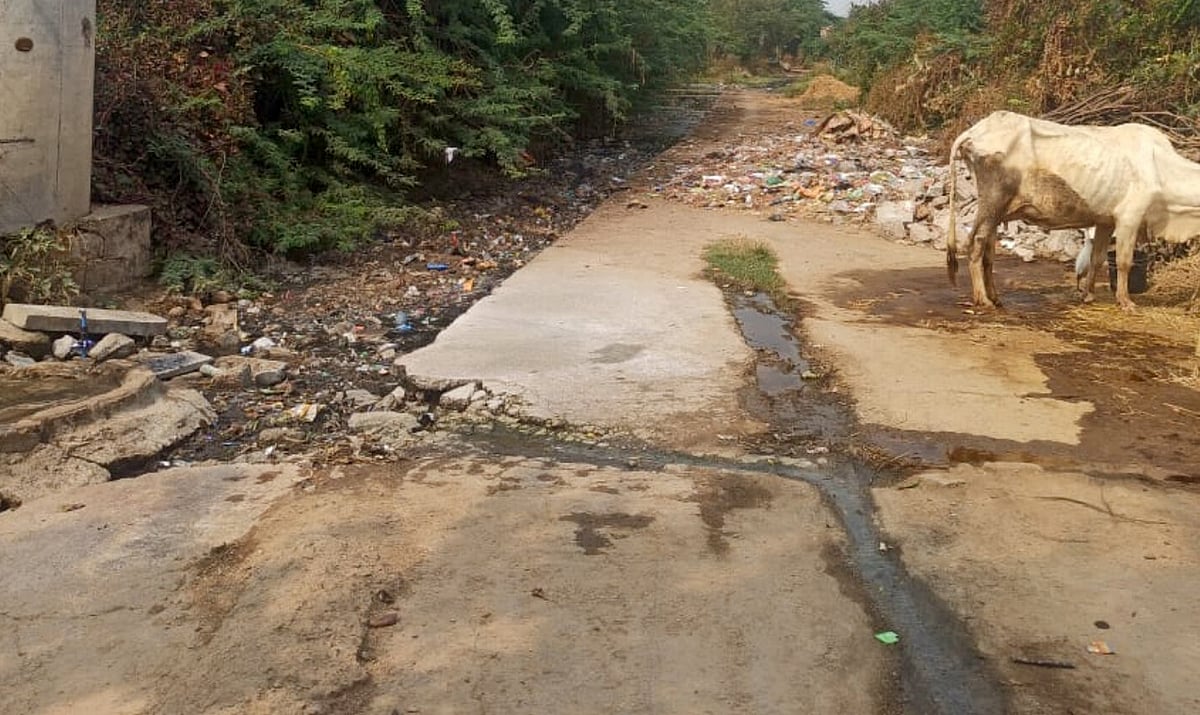 ಕಂಪ್ಲಿ |ರಸ್ತೆ ಮೇಲೆ ಕೊಳಚೆ ನೀರು,ನಿವಾಸಿಗಳಿಗೆ ಸಂಕಷ್ಟ; ಸೂಕ್ತ ಕ್ರಮಕ್ಕೆ ಆಗ್ರಹ