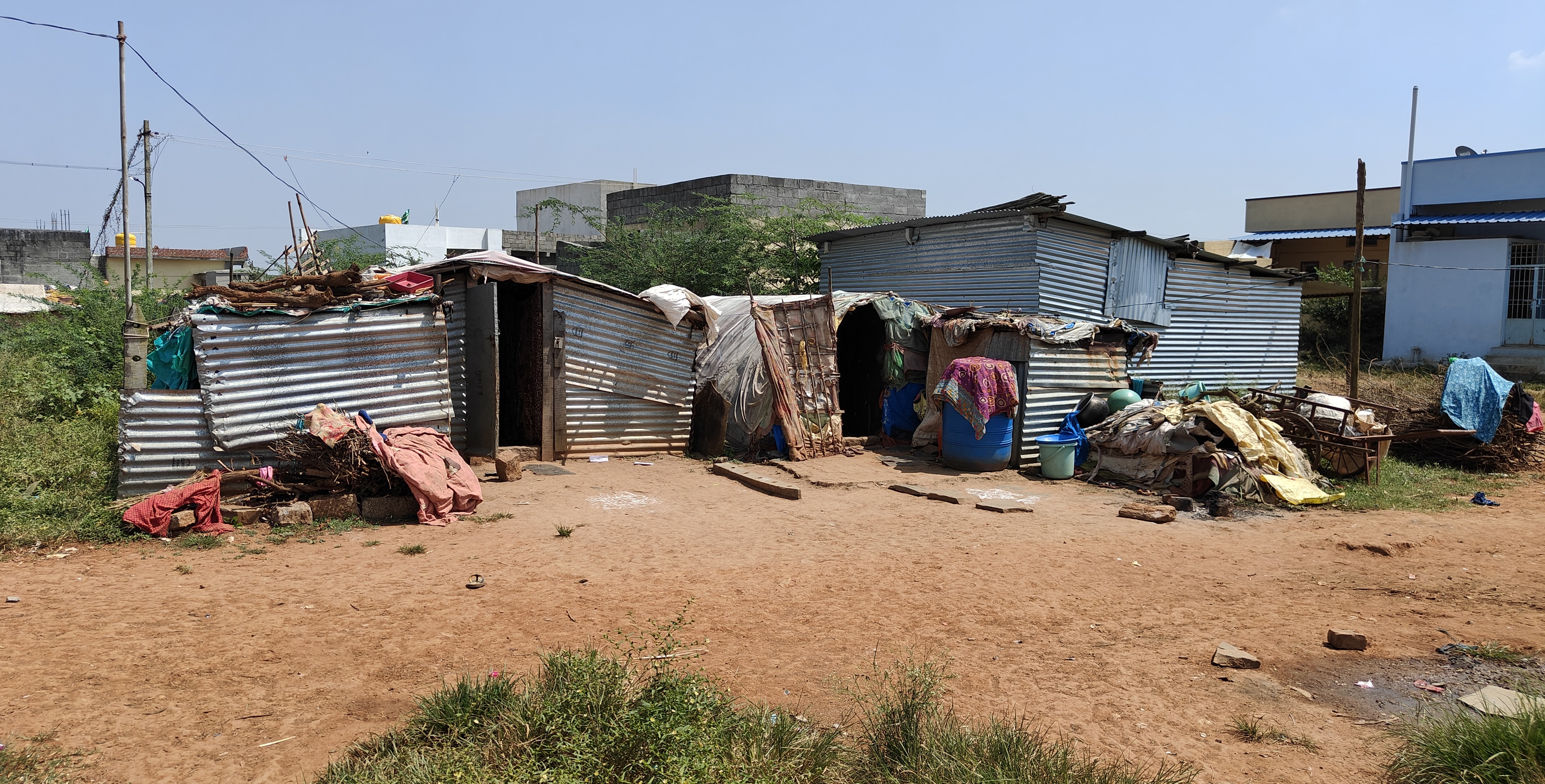 ಹಾವೇರಿ ನಾಗೇಂದ್ರನಮಟ್ಟಿಯ ಶಾಂತಿನಗರದಲ್ಲಿ ಸುಡುಗಾಡು ಸಿದ್ಧರ ಕುಟುಂಬಗಳು ವಾಸವಿರುವ ಜೋಪಡಿಗಳು
