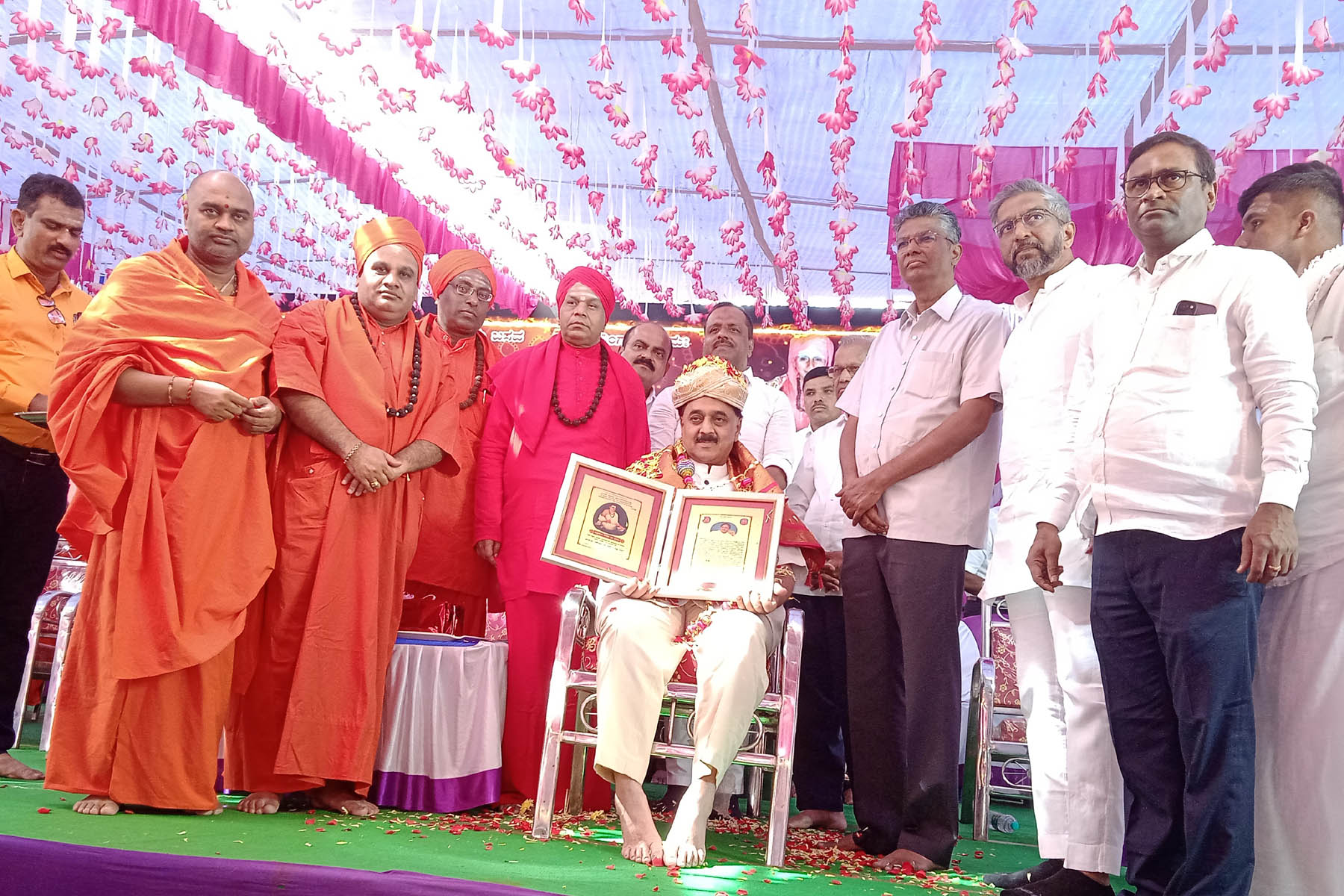 ಚನ್ನಗಿರಿ ತಾಲ್ಲೂಕು ಪಾಂಡೋಮಟ್ಟಿ ವಿರಕ್ತ ಮಠದಲ್ಲಿ ಭಾನುವಾರ ನಡೆದ ಬಸವತತ್ವ ಸಮ್ಮೇಳನದಲ್ಲಿ ನಾಡೋಜ ಡಾ. ವುಡೇ ಪಿ. ಕೃಷ್ಣ ಅವರಿಗೆ ವಿಶ್ವಗುರು ಬಸವ ಶ್ರೀಪ್ರಶಸ್ತಿ ನೀಡಿ ಗೌರವಿಸಲಾಯಿತು. ಲೋಕೋಪಯೋಗಿ ಸಚಿವ ಸತೀಶ್ ಜಾರಕಿಹೊಳಿ ವಿಧಾನಸಭೆ ಸ್ಪೀಕರ್ ಯು.ಟಿ. ಖಾದರ್ ಗುರುಬಸವ ಸ್ವಾಮೀಜಿ ಇದ್ದರು.