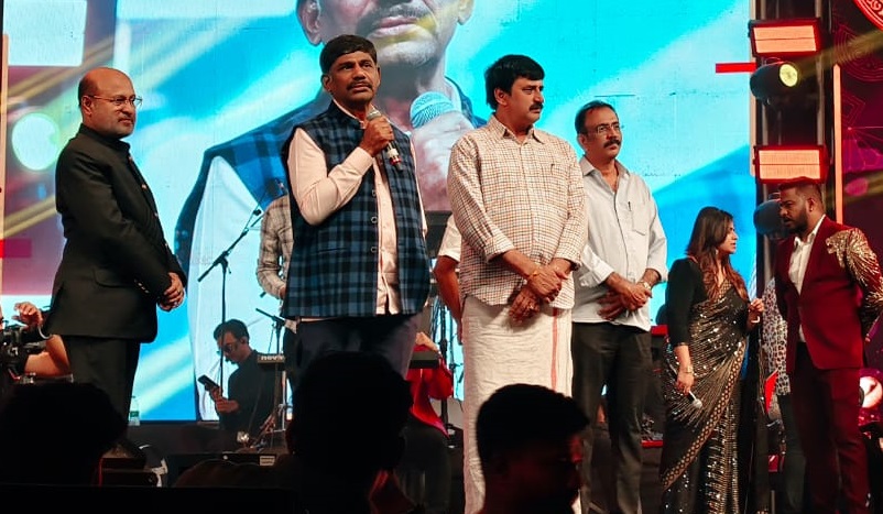 ರಾಮೋತ್ಸವ ಪ್ರಯುಕ್ತ ನಡೆದ ಸಂಗೀತ ರಾತ್ರಿ ಕಾರ್ಯಕ್ರಮದಲ್ಲಿ ಬಮೂಲ್ ಅಧ್ಯಕ್ಷ ಡಿ.ಕೆ. ಸುರೇಶ್ ಮಾತನಾಡಿದರು. ಶಾಸಕರಾದ ಎಚ್.ಎ. ಇಕ್ಬಾಲ್ ಹುಸೇನ್ ಸಿ.ಪಿ. ಯೋಗೇಶ್ವರ್ ವಿಧಾನ ಪರಿಷತ್ ಸದಸ್ಯ ಎಸ್. ರವಿ ಇದ್ದಾರೆ