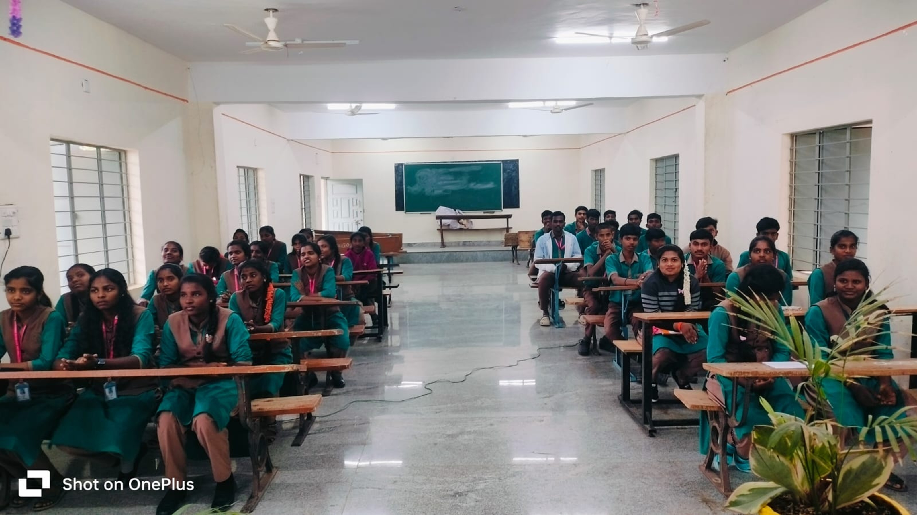 ಚಿಂತಾಮಣಿ ತಾಲ್ಲೂಕಿನ ಬಟ್ಲಹಳ್ಳಿ ಸರ್ಕಾರಿ ಪಿಯು ಕಾಲೇಜಿನಲ್ಲಿ ಕಲಿಕೆಯಲ್ಲಿ ನಿರತರಾಗಿರುವ ವಿದ್ಯಾರ್ಥಿಗಳು