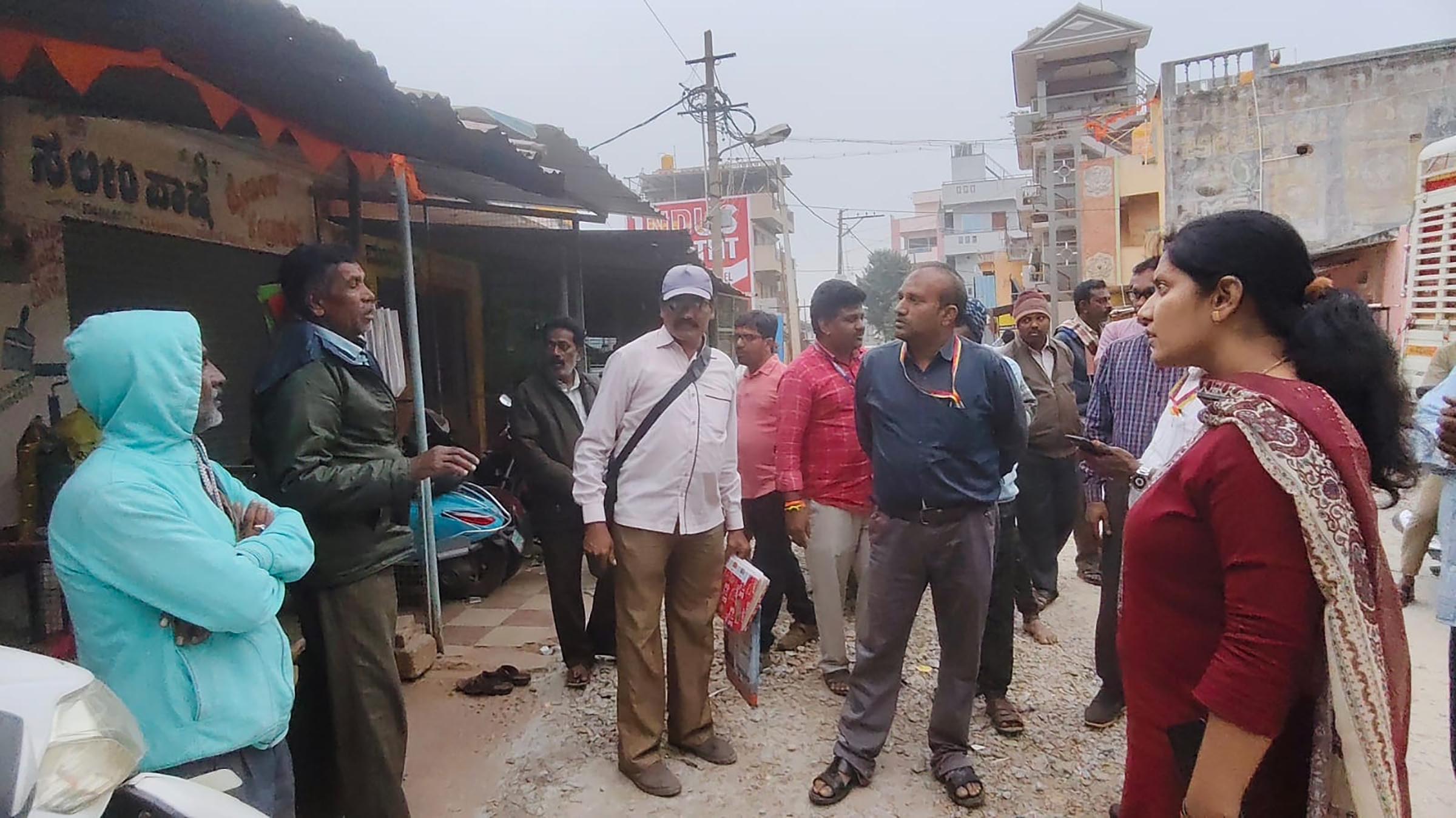 ಶಿಡ್ಲಘಟ್ಟದ ನಗರಸಭೆ ಅಂಗಡಿ ಮಳಿಗೆಗಳಿಗೆ ನಗರಸಭೆ ಪೌರಾಯುಕ್ತೆ ಜಿ.ಅಮೃತ ಮತ್ತು ಸಿಬ್ಬಂದಿ ಭೇಟಿ ನೀಡಿ ಉಳಿಸಿಕೊಂಡಿದ್ದ ಬಾಡಿಗೆ ವಸೂಲಿ ಮಾಡುತ್ತಿರುವುದು