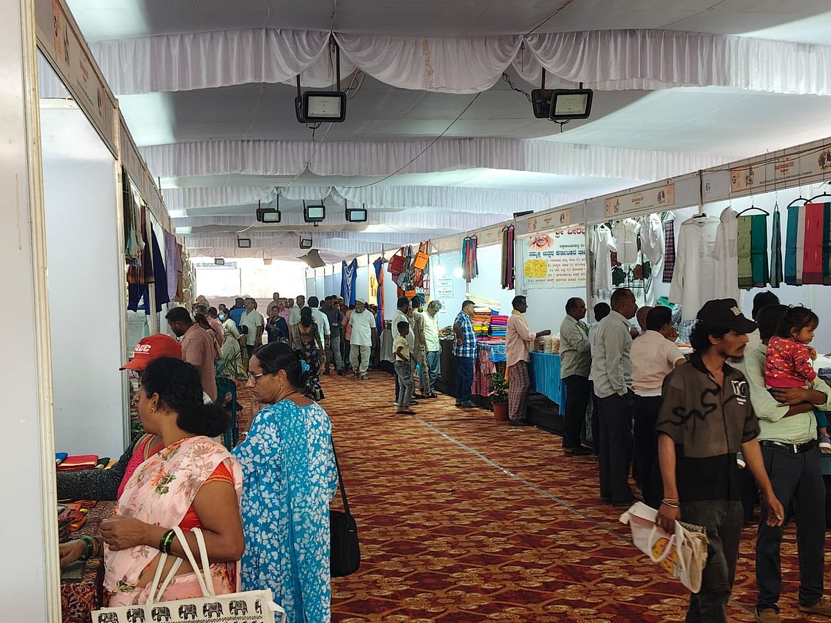 ವಿಜಯಪುರ | ಗಮನ ಸೆಳೆಯುತ್ತಿದೆ ಖಾದಿ ಉತ್ಸವ : ಸಾರ್ವಜನಿಕರ ಭೇಟಿ