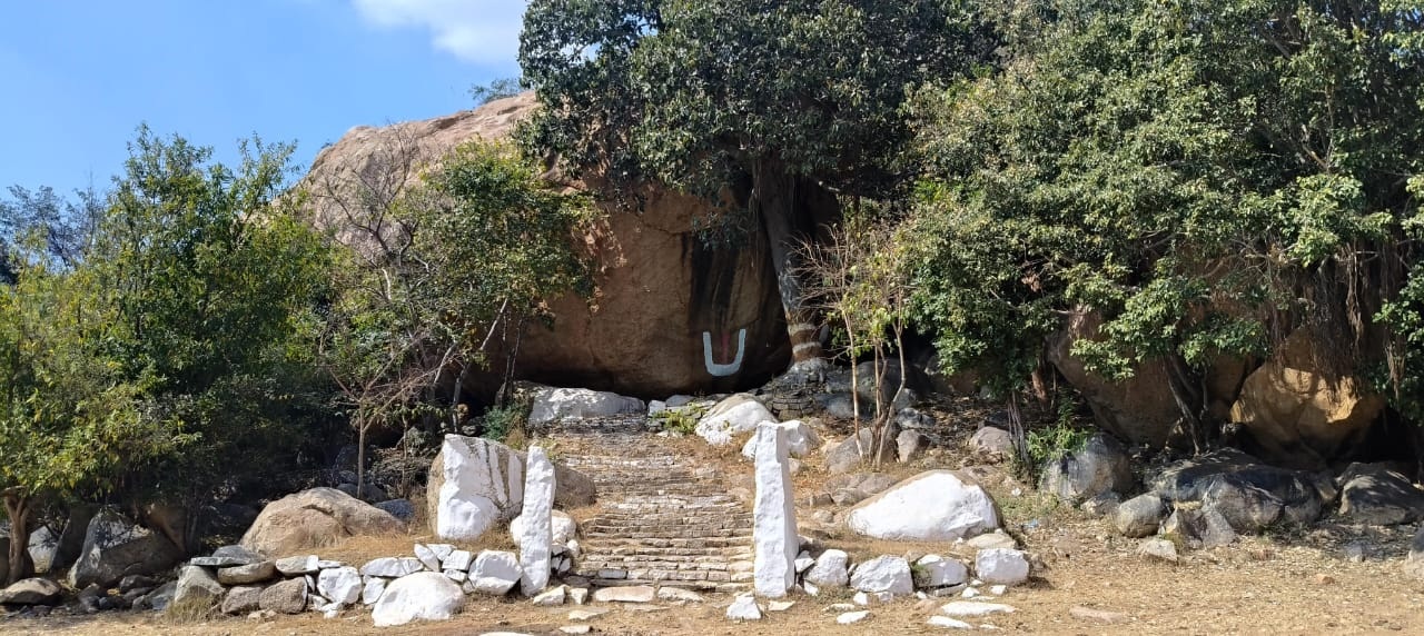 ಹಗರಿಬೊಮ್ಮನಹಳ್ಳಿ ತಾಲ್ಲೂಕಿನ ಆನೇಕಲ್ಲು ಬಳಿಯ ಕಾಡಿನಲ್ಲಿ ಇರುವ ಗುಡ್ಡದ ತಿಮ್ಮಪ್ಪನ ದೇವಸ್ಥಾನ