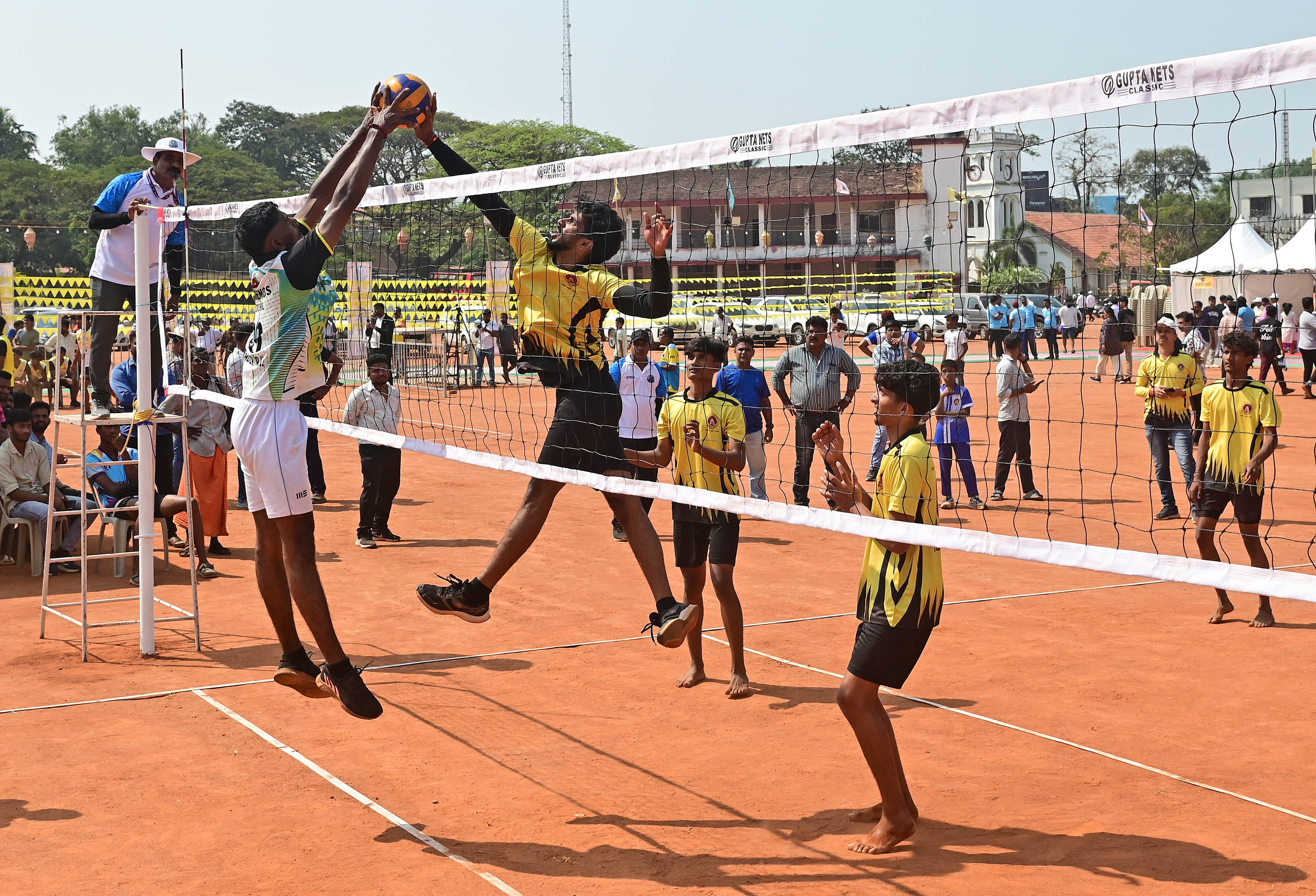ಪುರುಷರ ವಾಲಿಬಾ‌ಲ್ ಪಂದ್ಯದ ರೋಚಕ ಕ್ಷಣ 