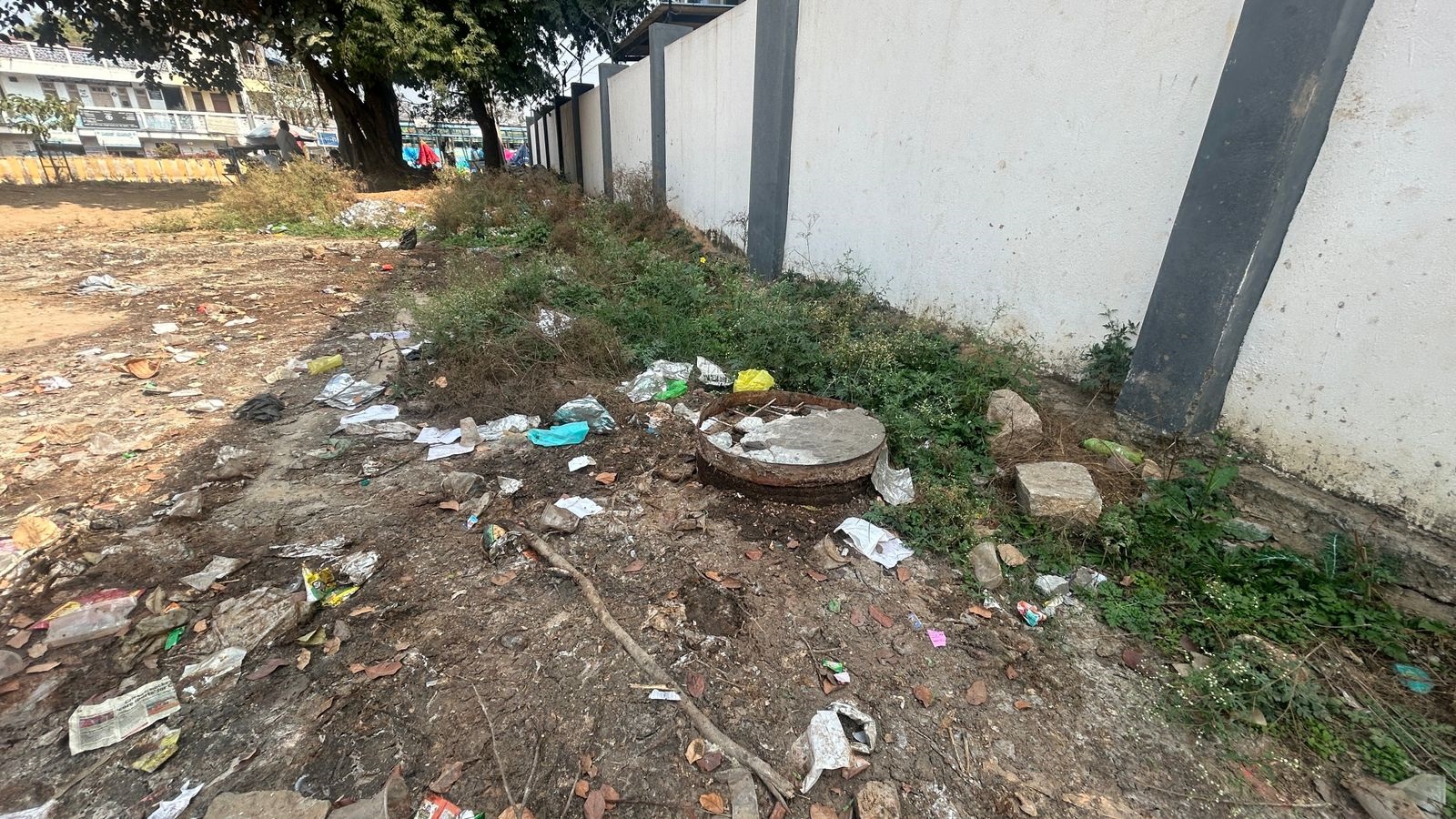 ಚಿತ್ರದುರ್ಗದ ಕೋಟೆ ಪ್ರೌಢಶಾಲೆ ಆವರಣದಲ್ಲಿ ಮ್ಯಾನ್ ಹೋಲ್ ಹಾಳಾಗಿರುವುದು