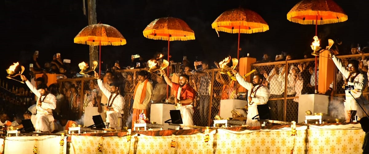 ಹುಬ್ಬಳ್ಳಿಯ ಸಿದ್ಧಾರೂಢ ಮಠದಲ್ಲಿ ಅದ್ದೂರಿ ಆರೂಢ ಆರತಿ; ಭಕ್ತರ ಹರ್ಷೋದ್ಘಾರ