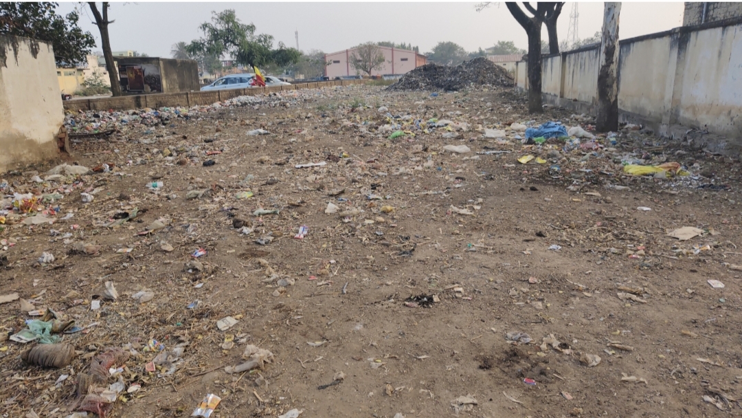 ಎಪಿಎಂಸಿ ಆವರಣದಲ್ಲಿನ ಕಸದ ರಾಶಿ