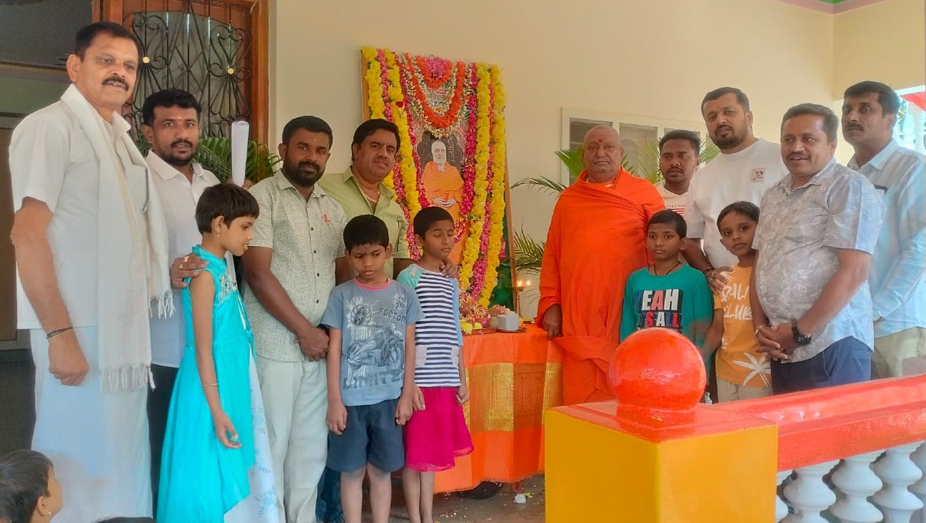 ರಾಮನಗರದ ಆದಿಚುಂಚನಗಿರಿ ಶಾಖಾ ಮಠದಲ್ಲಿರುವ ಬಿಜಿಎಸ್ ಅಂಧರ ಶಾಲೆಯಲ್ಲಿ ಬಾಲಗಂಗಾಧರ ಸ್ವಾಮೀಜಿ ಅಭಿಮಾನಿ ಬಳಗದ ವತಿಯಿಂದ ಬಾಲಗಂಗಾಧರನಾಥ ಸ್ವಾಮೀಜಿ ಅವರ 81ನೇ ಜಯಂತ್ಯುತ್ಸವದಲ್ಲಿ ಅನ್ನದಾನೇಶ್ವರನಾಥ ಸ್ವಾಮೀಜಿ ಹಾಗೂ ಬಳಗದ ಪದಾಧಿಕಾರಿಗಳು ಸ್ವಾಮೀಜಿ ಭಾವಚಿತ್ರಕ್ಕೆ ಪುಷ್ಪನಮನ ಸಲ್ಲಿಸಿದರು