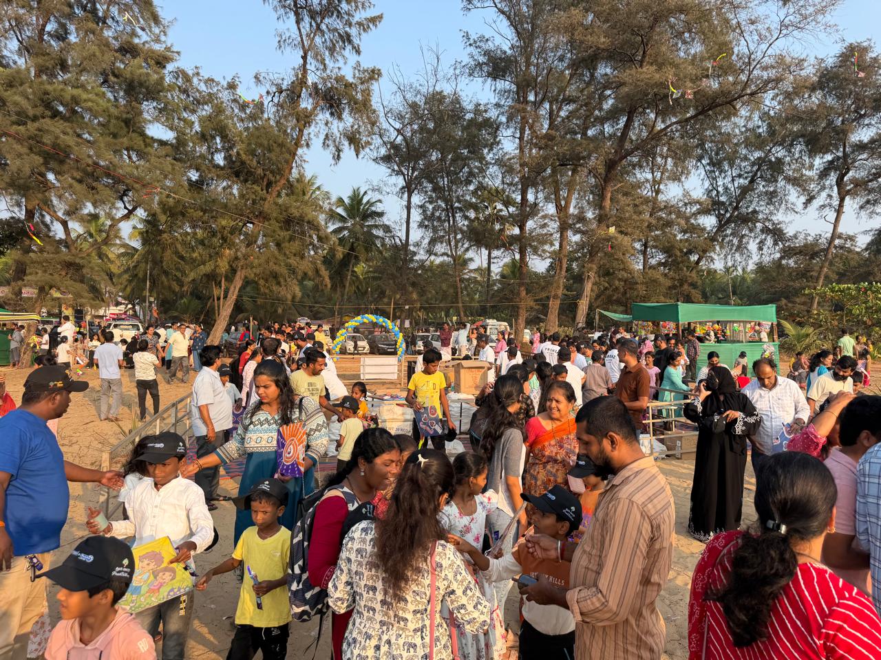 ಉಚಿತ ಗಾಳಿಪಟ ವಿತರಣೆ ಕೌಂಟರ್‌ನಲ್ಲಿ ಆಸಕ್ತರ ಸಂದಣಿ