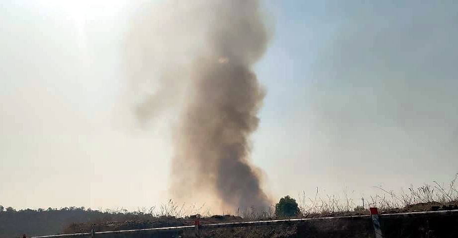 ಬೆಂ–ಮೈ ಹೆದ್ದಾರಿ ಬದಿ ಕಾಡಿಗೆ ಬೆಂಕಿ: ಬಾನೆತ್ತರಕ್ಕೆ ಆವರಿಸಿದ ಹೊಗೆ