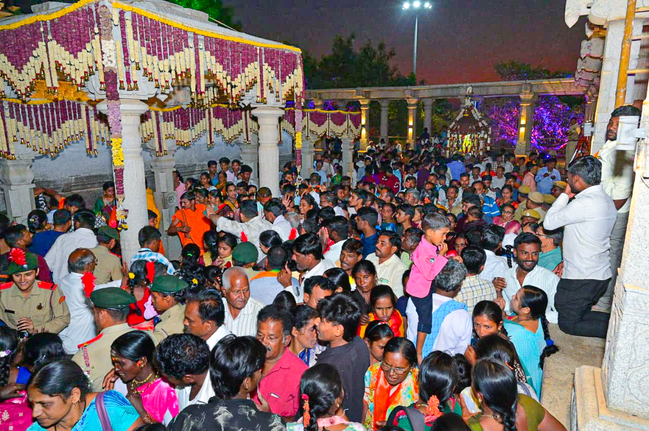 ಗವಿಮಠದಲ್ಲಿ ಭಾನುವಾರ ನಡೆದ ಹರಕೆ ರಥೋತ್ಸವದಲ್ಲಿ ಪಾಲ್ಗೊಂಡಿದ್ದ ಭಕ್ತರು