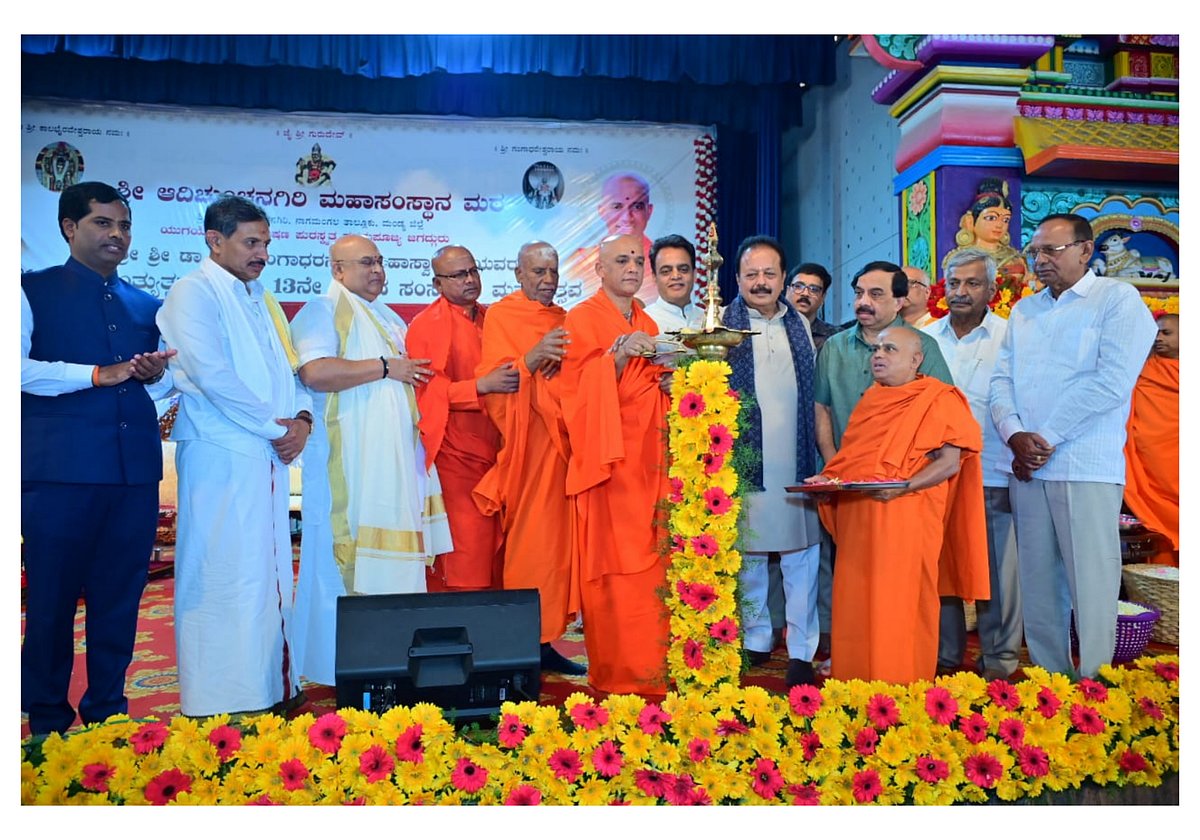 ಗುರು ಸ್ಮರಣೆಯಿಂದ ಮುಕ್ತಿ ಪ್ರಾಪ್ತಿ: ನಿರ್ಮಲಾನಂದನಾಥ ಸ್ವಾಮೀಜಿ