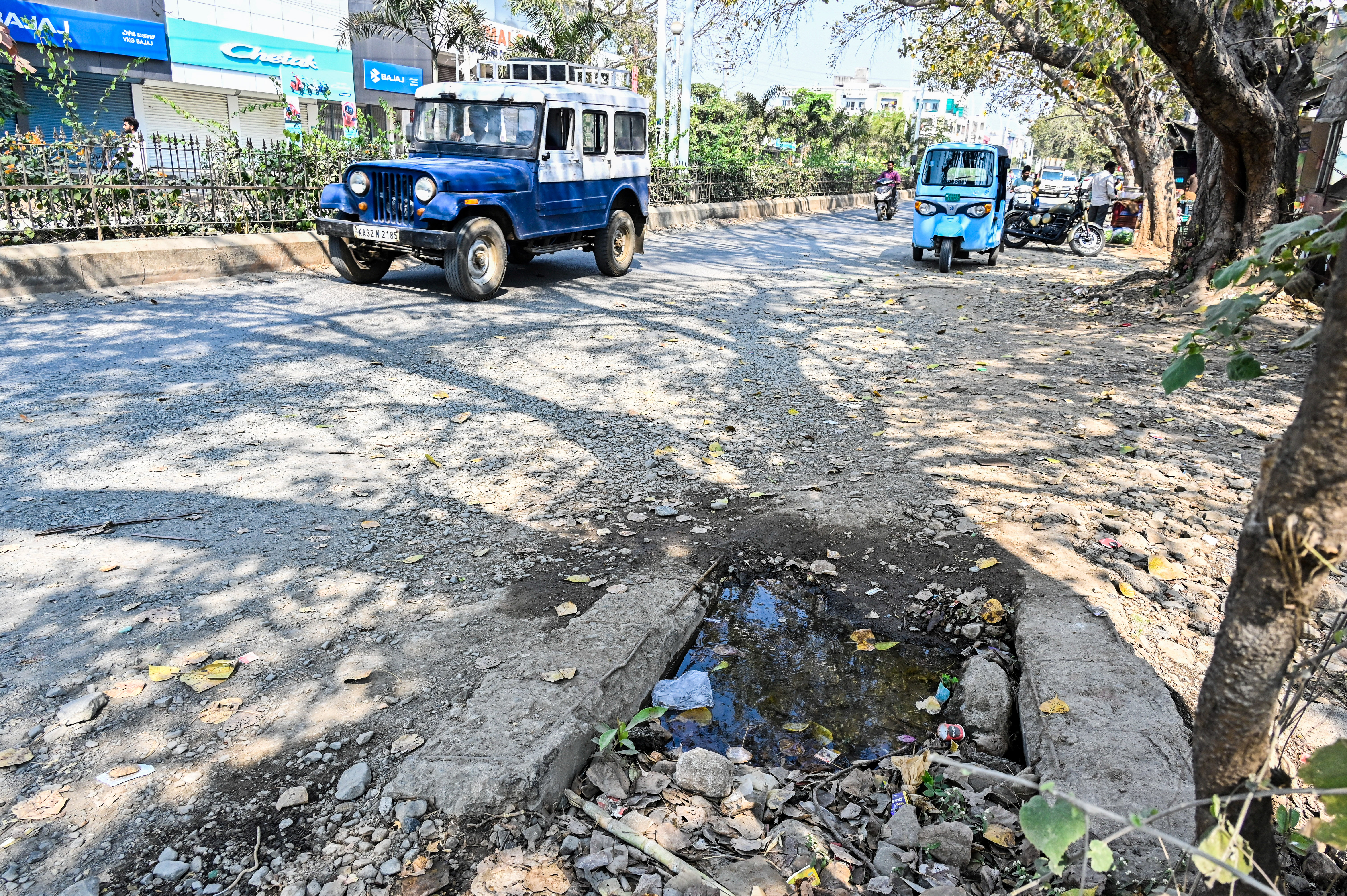 ಕಲಬುರಗಿಯ ಹಳೇ ಜೇವರ್ಗಿ ರಸ್ತೆಯಲ್ಲಿ ವಾಟರ್‌ ಟ್ಯಾಂಕ್‌ ಸಮೀಪದ ರಸ್ತೆಯ ದುಸ್ಥಿತಿ –ಪ್ರಜಾವಾಣಿ ಚಿತ್ರ